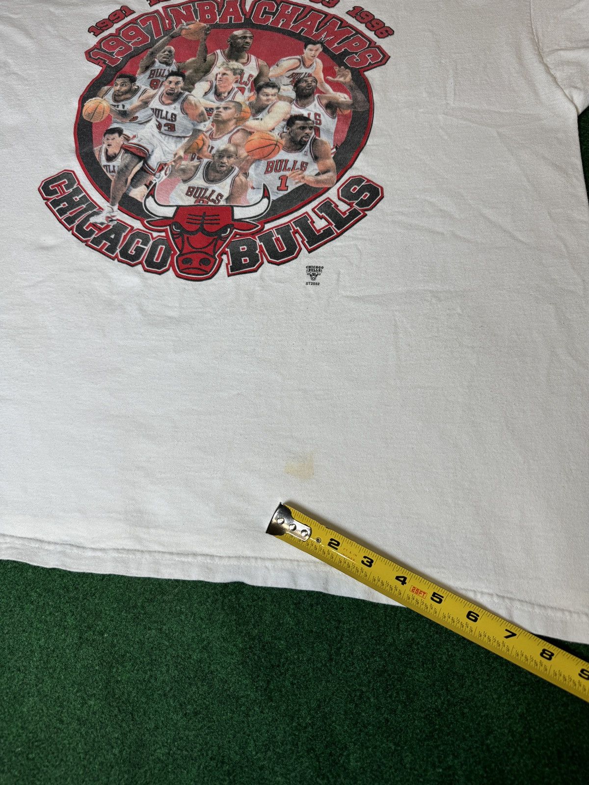Starter × Vintage Vintage 90s Chicago Bulls 1997 NBA Champs Starter T Shirt Size US XL / EU 56 / 4 - 8 Thumbnail