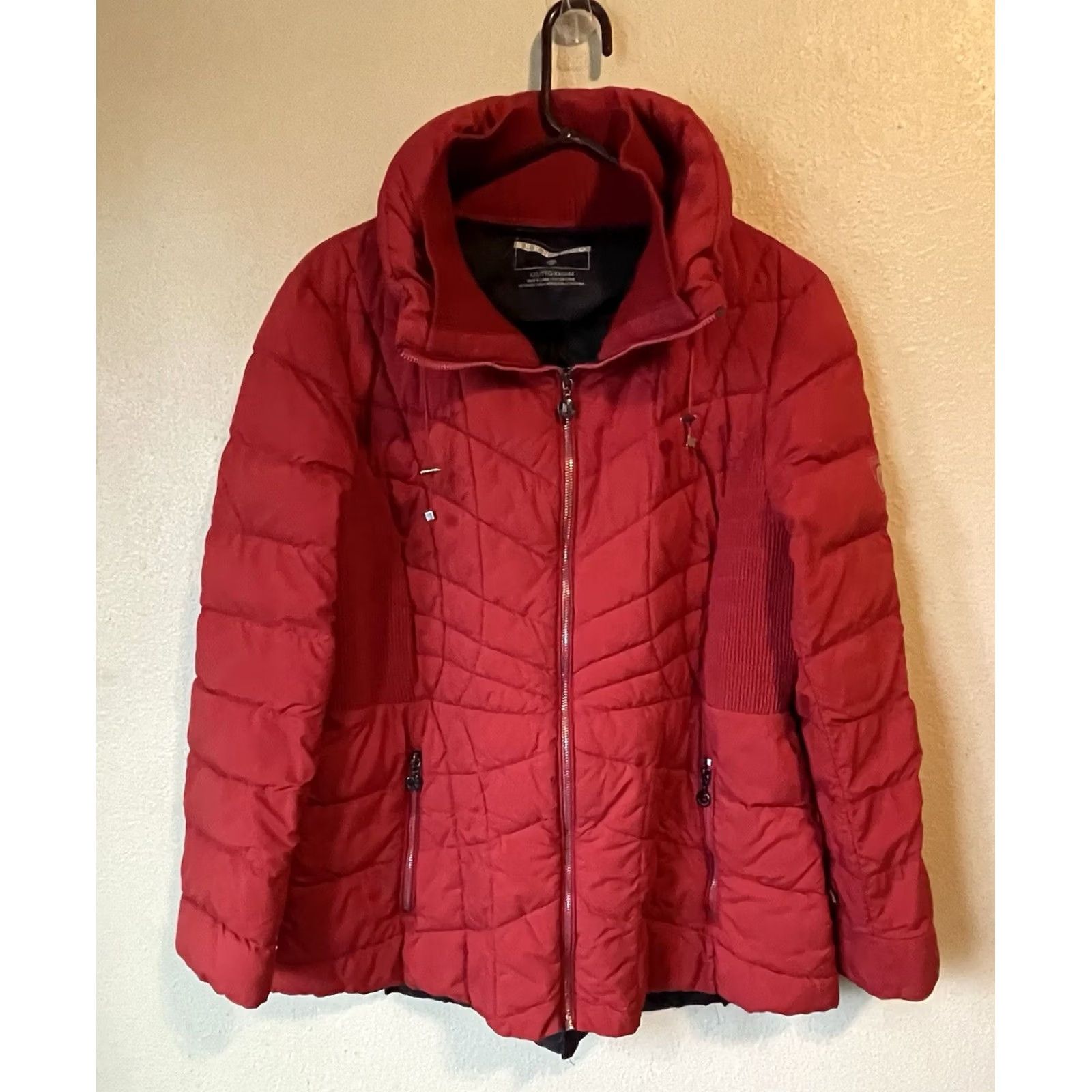Vintage Bernardo 2XL Puffer Jacket Women’s Full Zip Hood Red Solid Quilted Logo Zip Pockets Insulated Long Sleeve Mid-Length Christmas Outerwear Size XXL / US 16-18 / IT 52-54 - 2 Thumbnail
