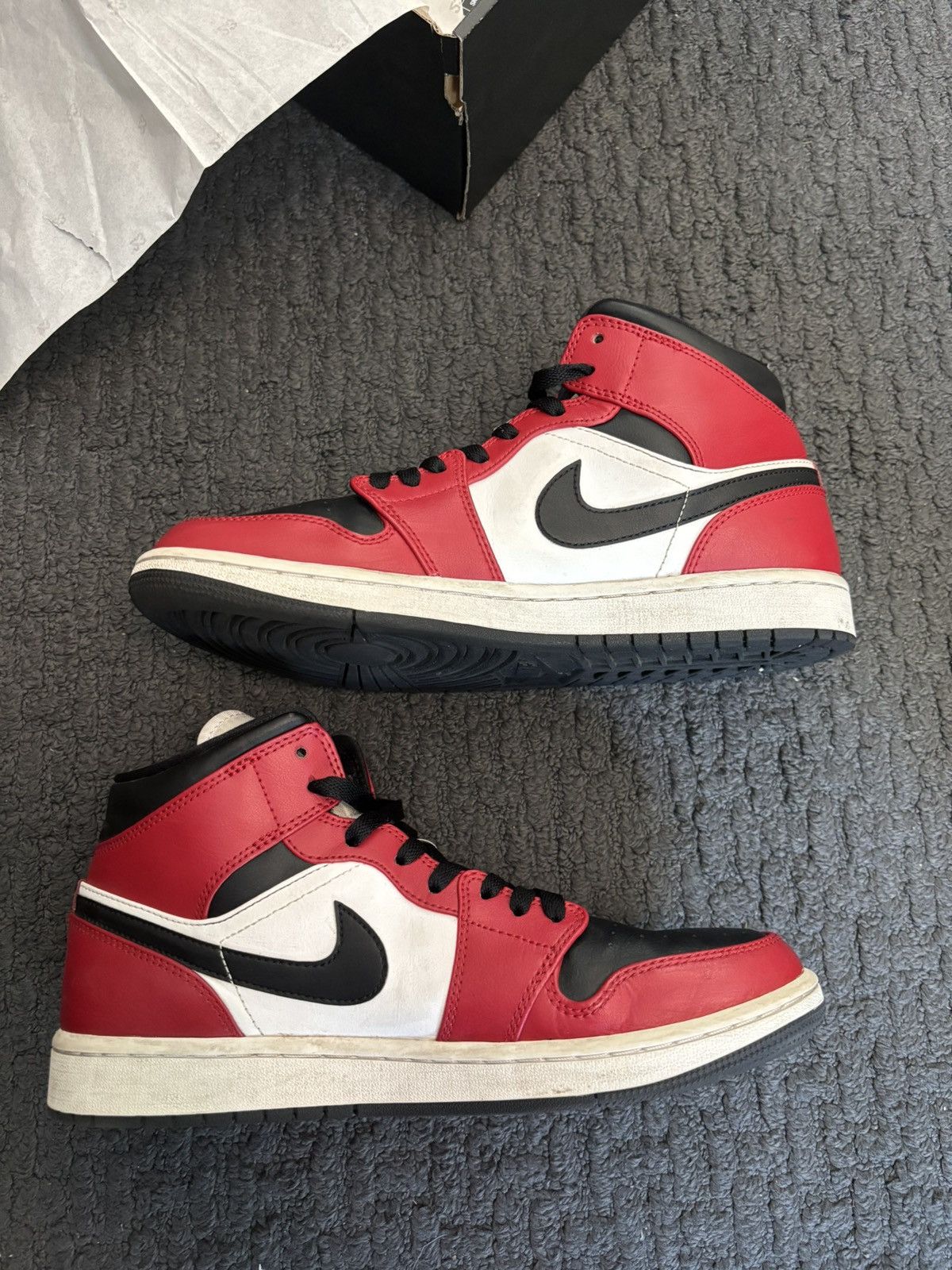 Air Jordan Mid Chicago Black Toe