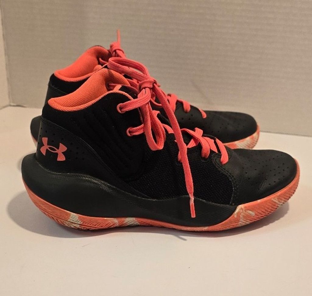 Under Armour Under Armor Girls shoes size 3.5y Size US 6 / IT 36 - 2 Thumbnail