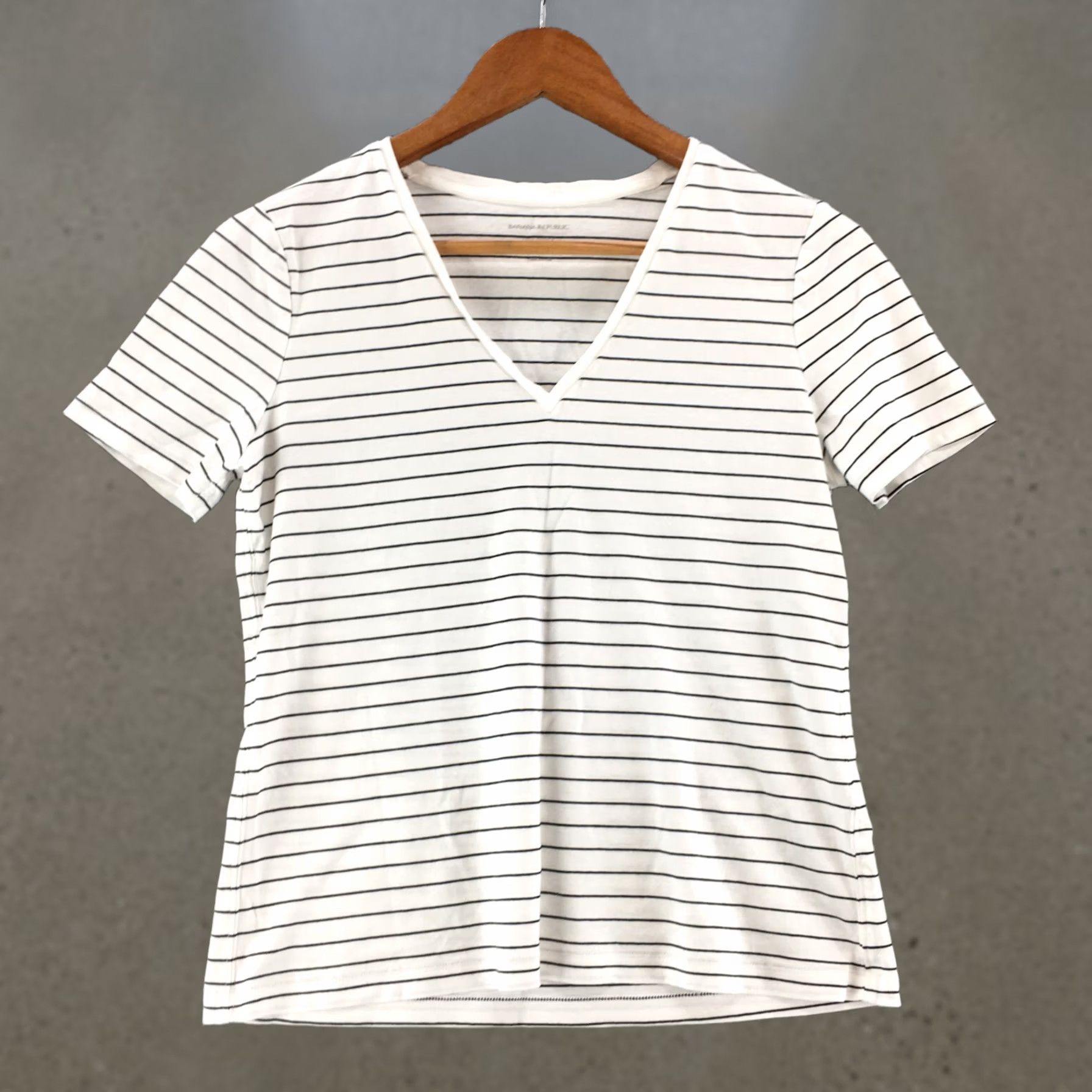 Banana Republic Banana Republic Tee Tshirt Womens Small White Striped Cotton Luxe Touch V-Neck Shirt Womens Small White Striped Cotton Luxe Touch V-Neck Size S / US 4 / IT 40 - 1 Thumbnail