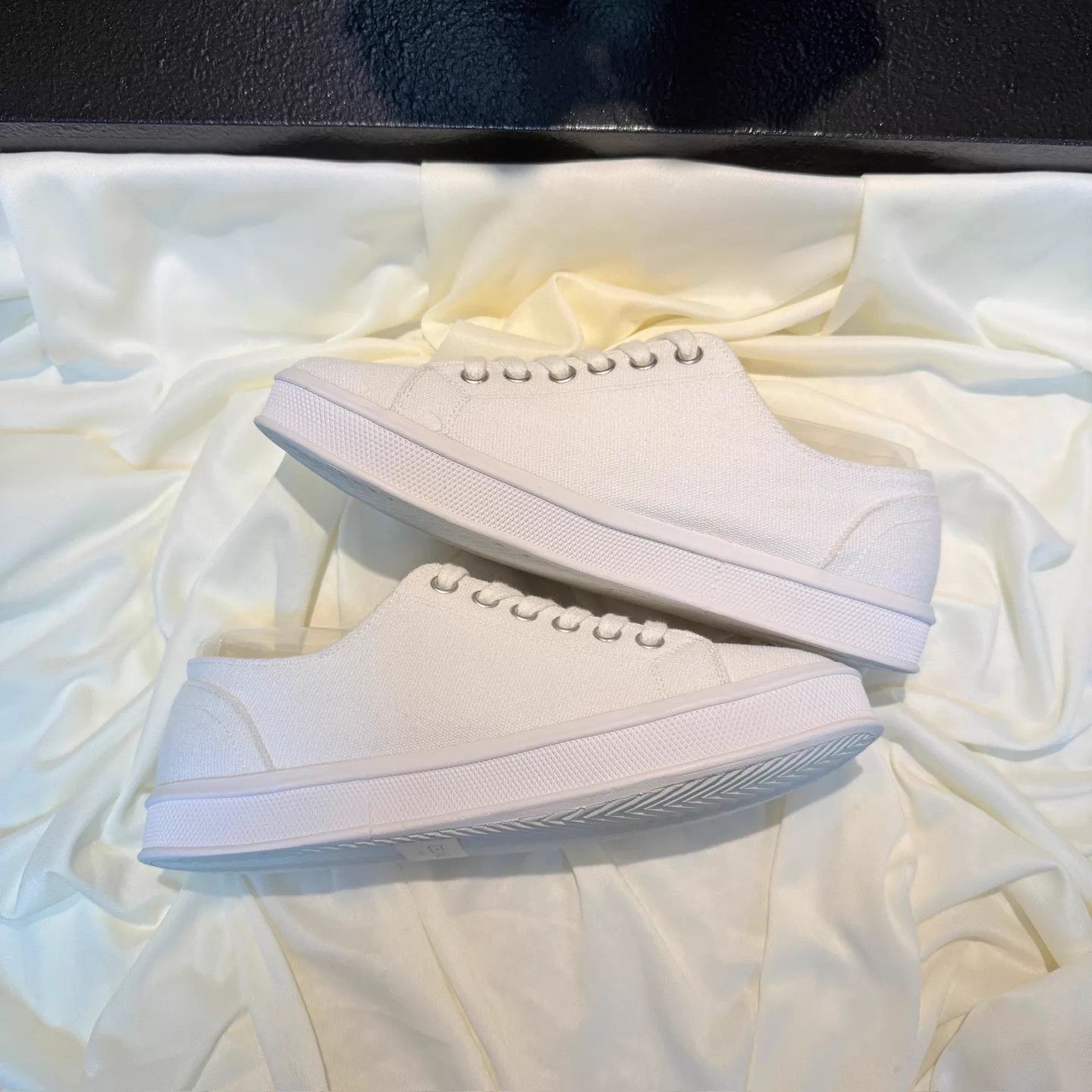 Celine Celine white Triumph logo sneakers women's 35.5 99new Size US 5 / IT 35 - 4 Thumbnail