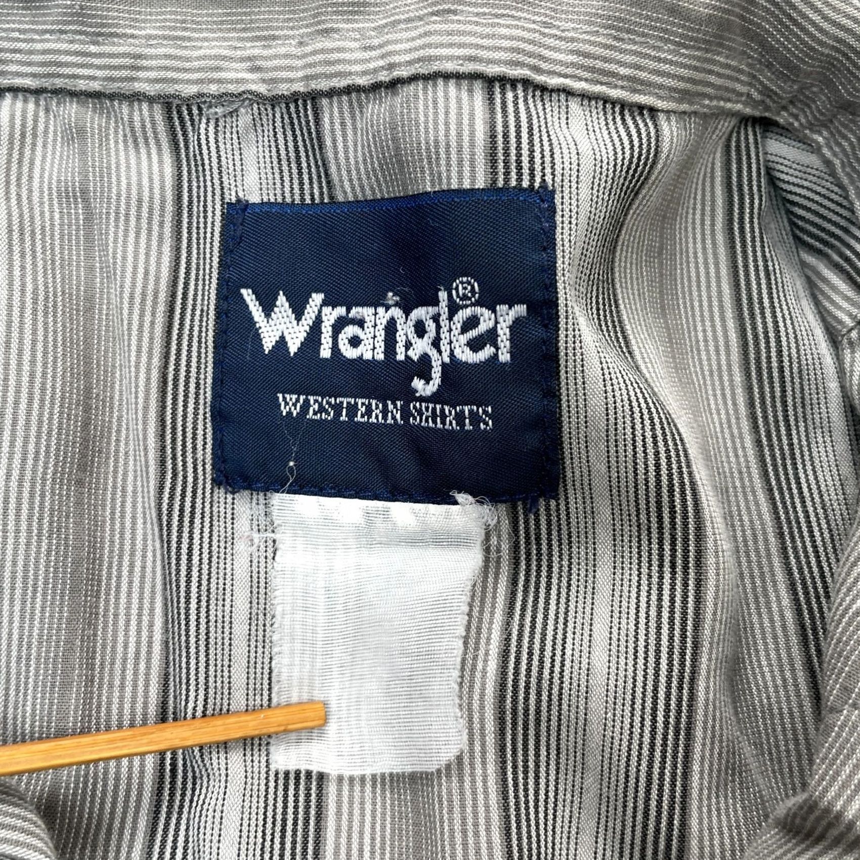 Wrangler VINTAGE Wrangler Shirt Mens L Gray Western Striped Ranchwear Pearl Snap Up Shirt Short Sleeve Collared Vintage Western Theme Mens Size US L / EU 52-54 / 3 - 3 Thumbnail