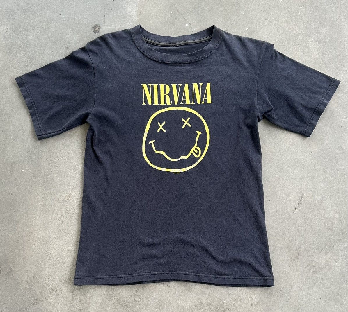 Band Tees VINTAGE NIRVANA FLOWER SNIFFIN DISTRESSED BAND TEE Size US S / EU 44-46 / 1 - 2 Thumbnail