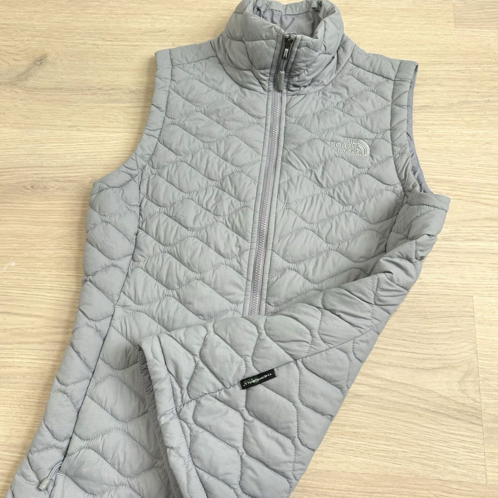 The North Face VINTAGE The North Face Quilted Thermoball Eco Puffer Vest Sleeveless Jacket Womens XS Gray Quilted Puffer Thermoball Womens XS Size XS / US 0-2 / IT 36-38 - 3 Thumbnail
