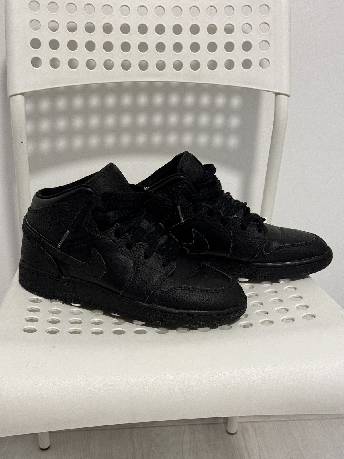 Nike Nike Air Jordan 1 Mid 554724-091 Black Size US 6 / IT 36 - 1 Thumbnail