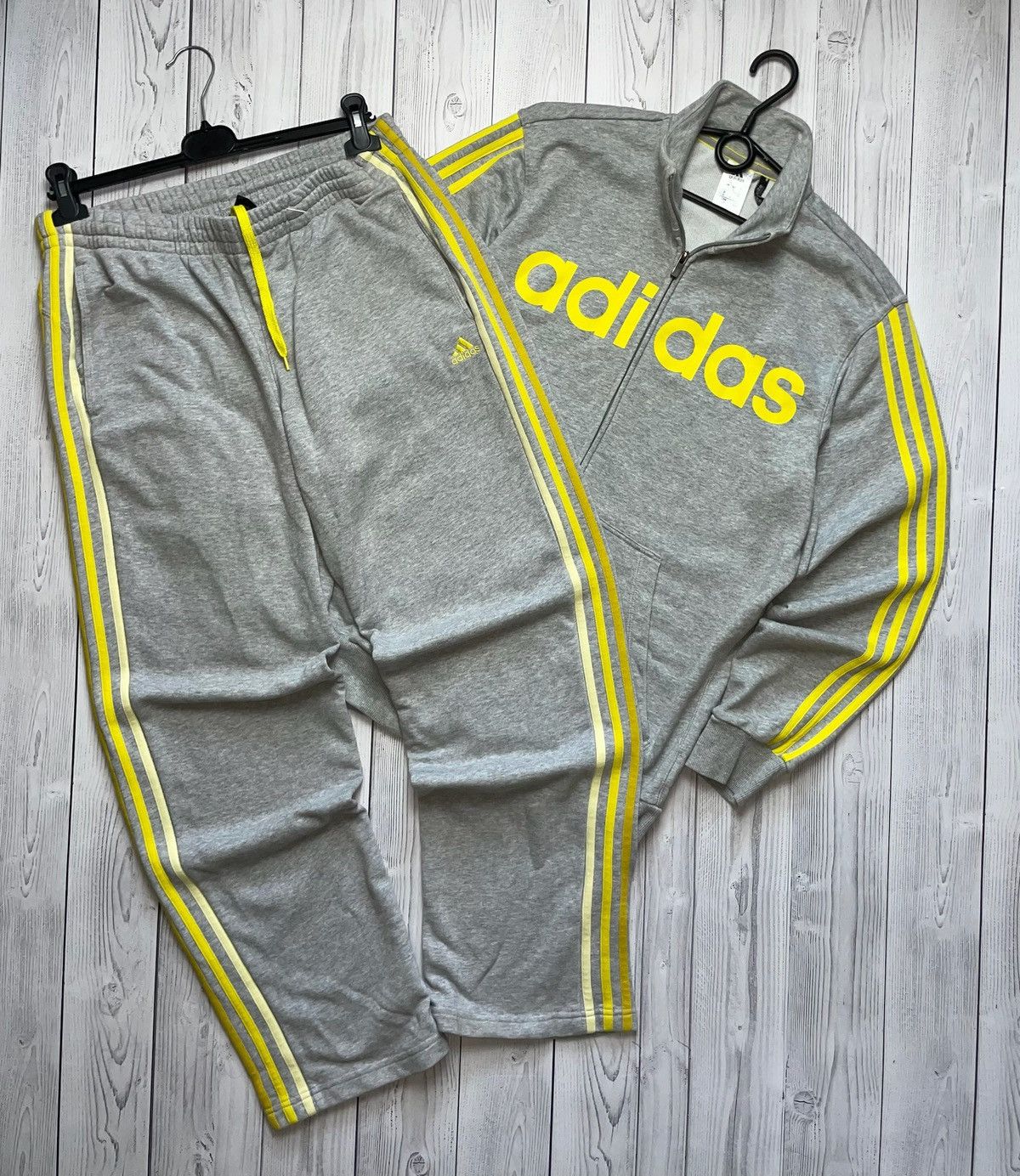 Vintage Vintage adidas essentials performance tracksuit size L Size US L / EU 52-54 / 3 - 1 Thumbnail
