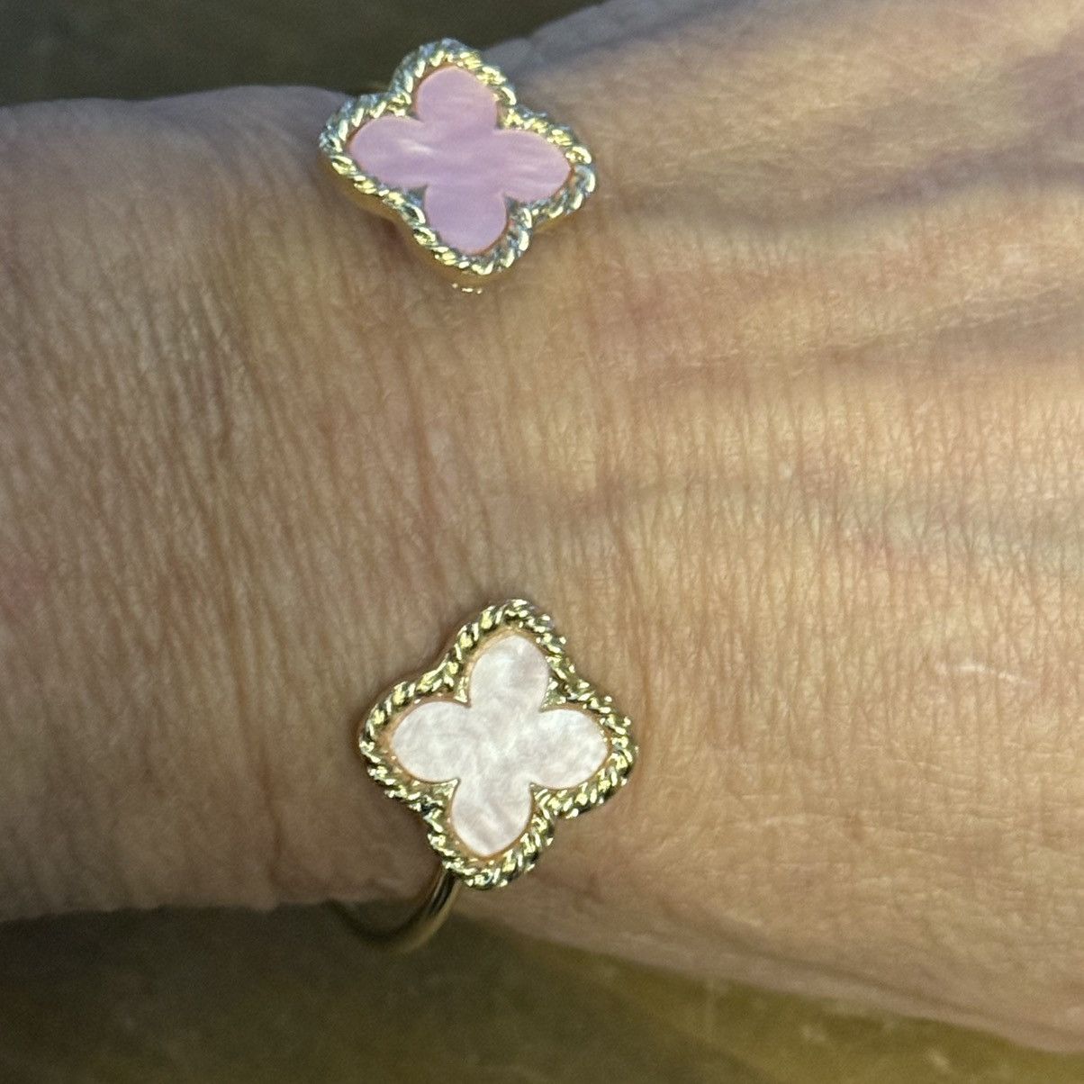 Other Gold tone pink clover open cuff bangle bracelet Size ONE SIZE - 2 Thumbnail