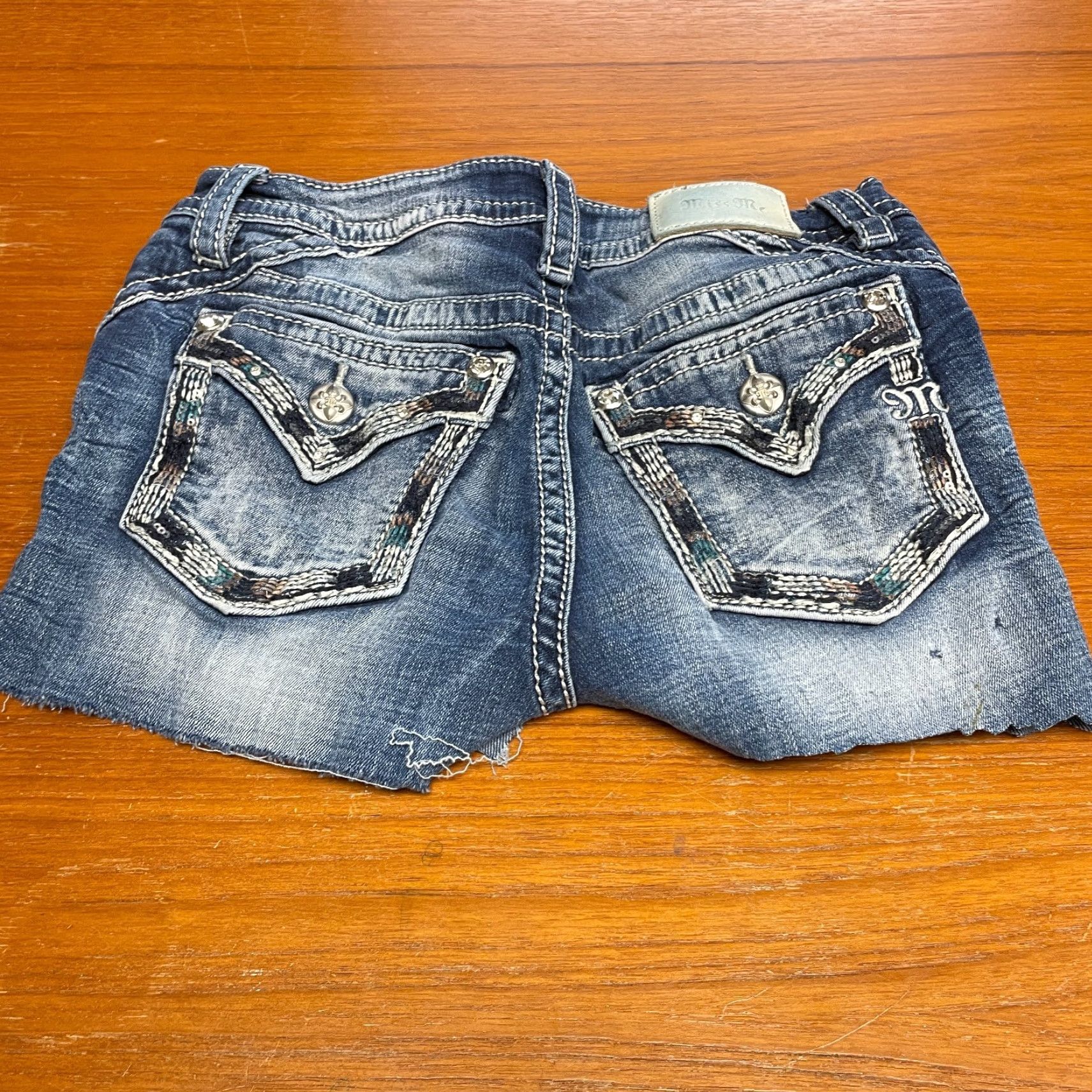 Miss Me Miss Me Shorts Women 26 Blue Denim Jean Jorts Medium Wash Cuff Off Bling Sequin Shorts Casual 5-Pocket Design Western 26 Women Mens Girls Size 26" / US 2 / IT 38 - 2 Thumbnail