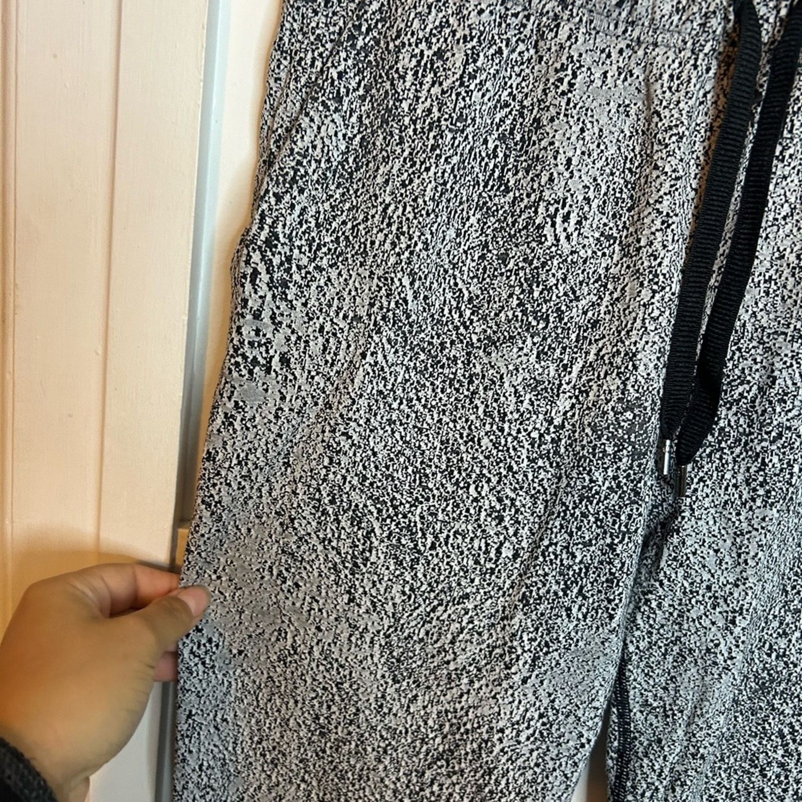 Lululemon Lululemon Black & White Jet Pants Size 27" / US 4 / IT 40 - 3 Thumbnail