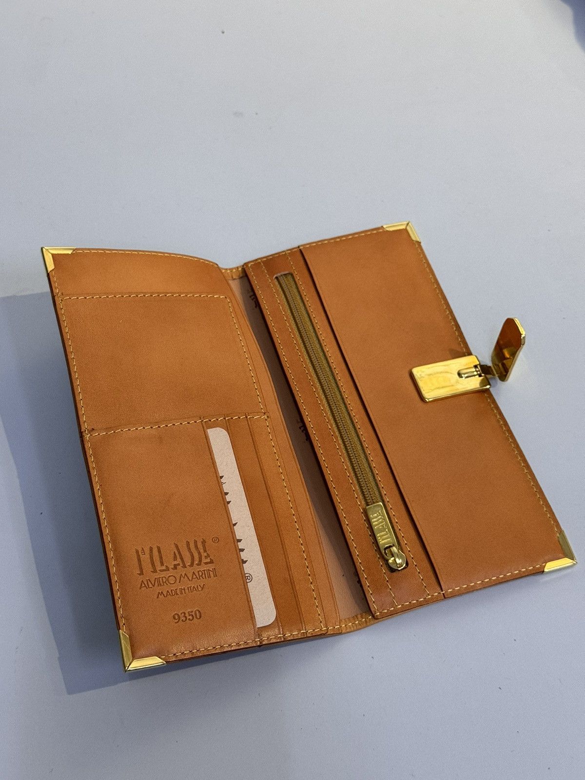 Cartera Alviero Martini Medium - Tejido Geo Classic, Fabricada En Italia, Múltiples Compartimentos, Cremallera Y Botón