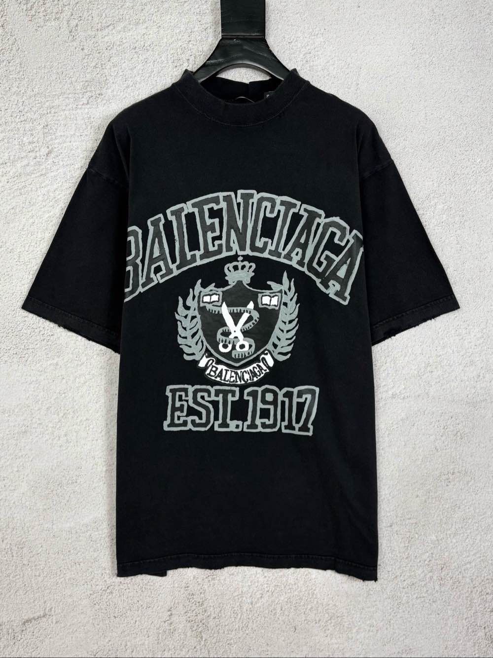 Balenciaga Balenciaga Crest Logo T-Shirt Size S Size US S / EU 44-46 / 1 - 1 Thumbnail