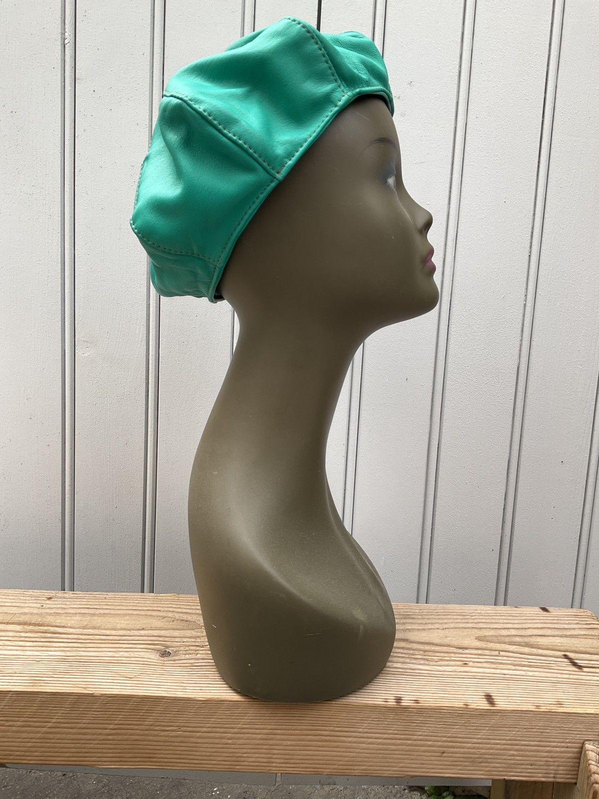 Vintage 90's beret in green leather Size ONE SIZE - 3 Thumbnail