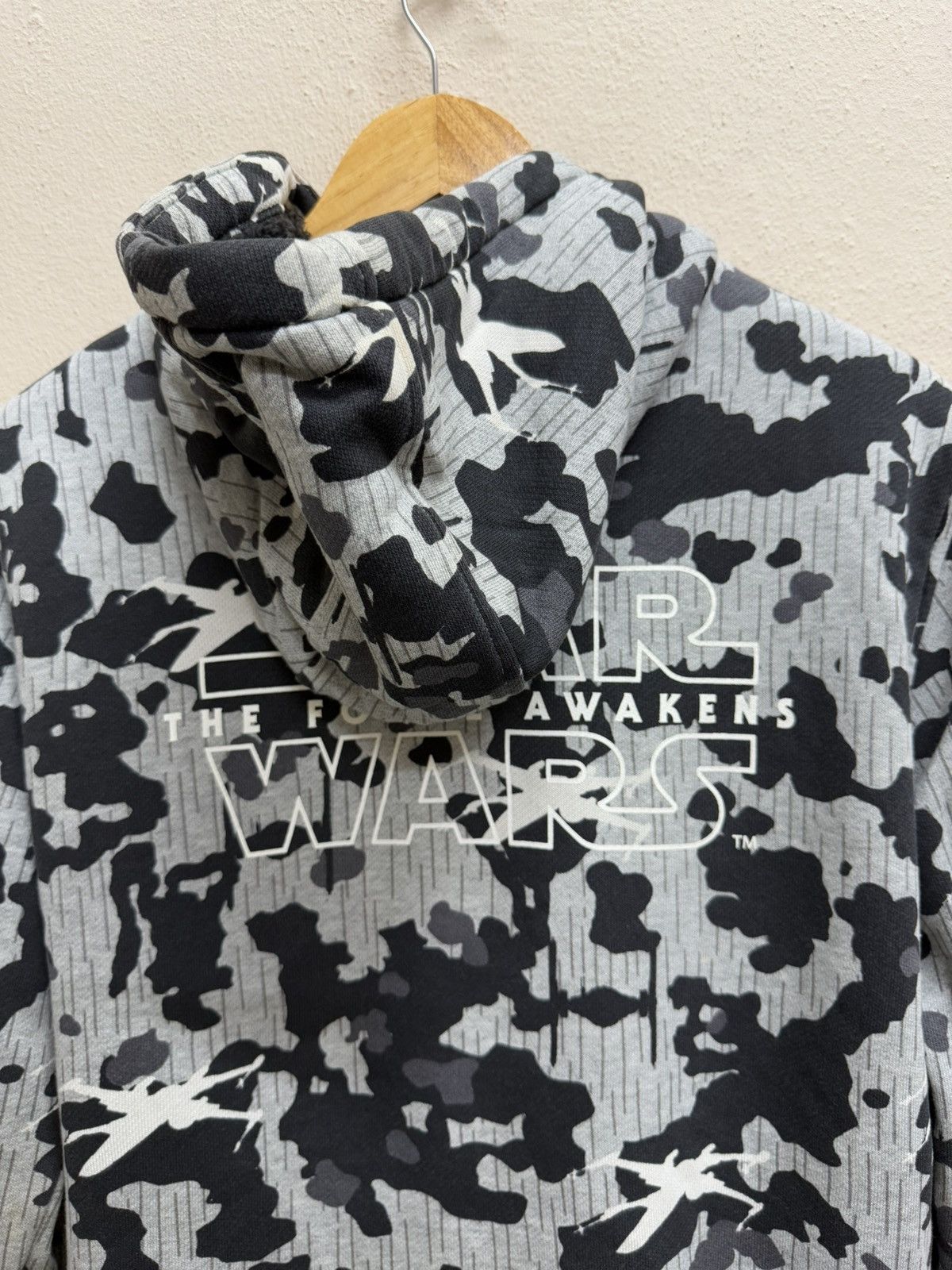 Star Wars × Uniqlo Uniqlo Star Wars The Force Awake Sheerpa ZipUp Sweater Hodie Size US M / EU 48-50 / 2 - 23 Thumbnail