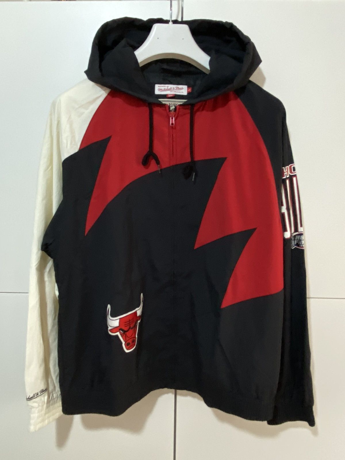 Mitchell & Ness Mitchell & Ness Chicago Bulls jacket, L, black red, used, Size US XL / EU 56 / 4 - 1 Thumbnail