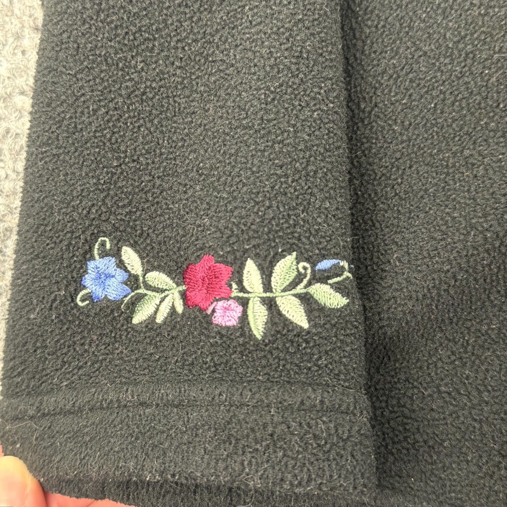 Vintage LL Bean Sweater Womens Medium Black Fleece V Neck Floral Embroidered Pullover Size M / US 6-8 / IT 42-44 - 3 Thumbnail