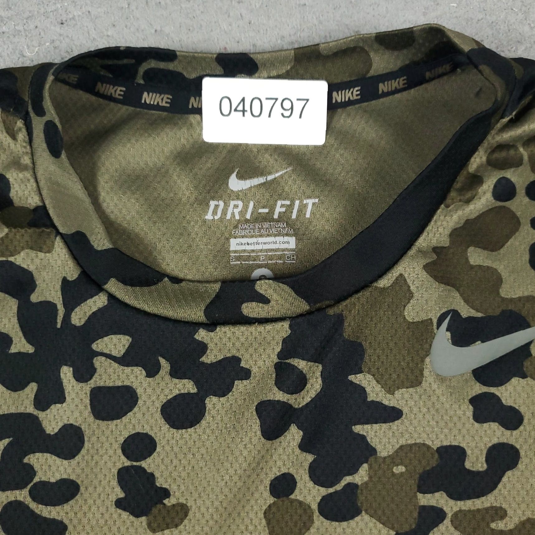 Nike Nike T Shirt Mens Small Beige Black Camouflage Active Gym Short Sleeve Shirt Mens Camouflage Nike Size US S / EU 44-46 / 1 - 2 Thumbnail