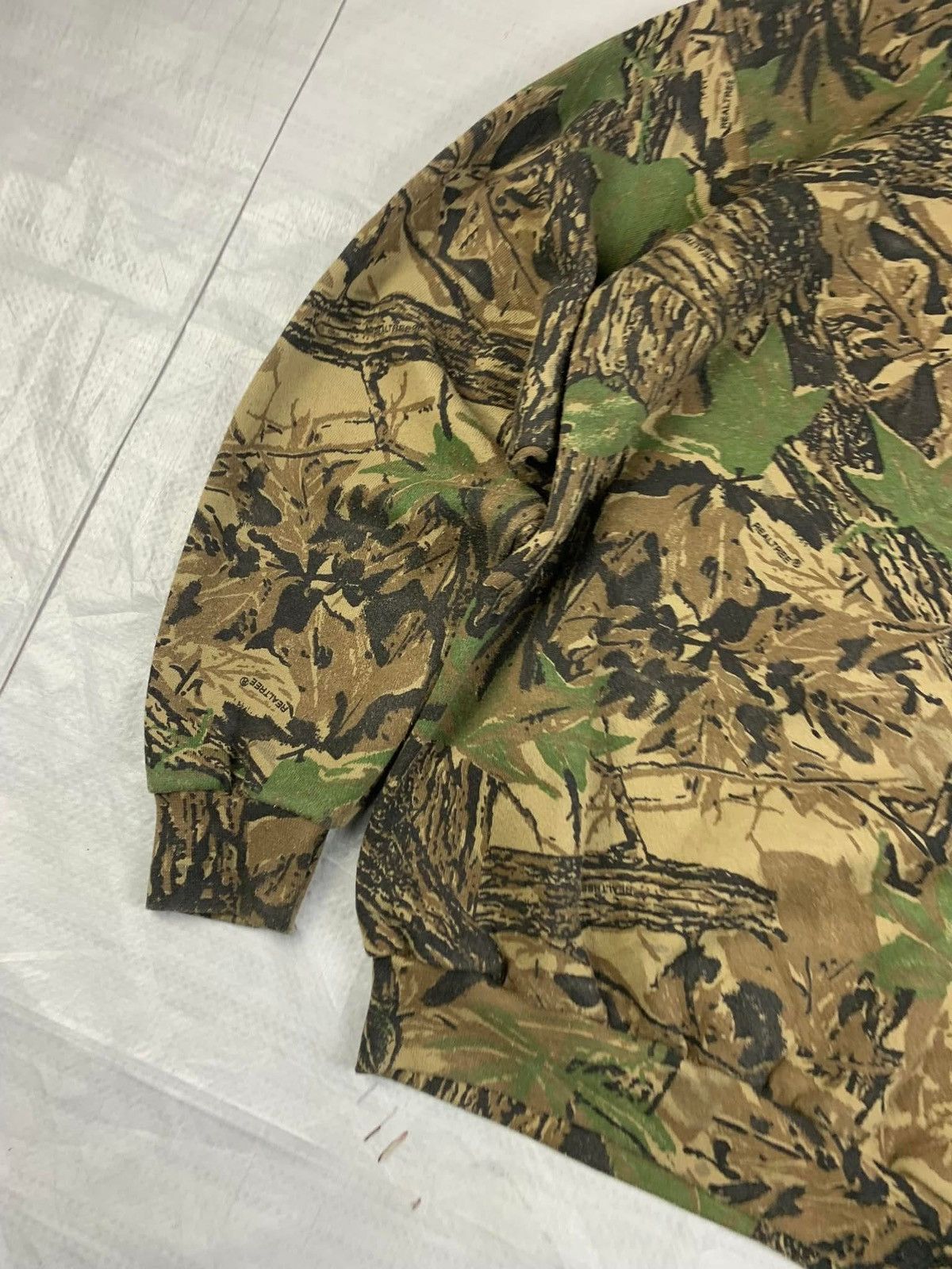 Carhartt × Vintage Crazy Vintage Faded Carhartt Style Realtree Camo Crewneck Size US L / EU 52-54 / 3 - 2 Thumbnail