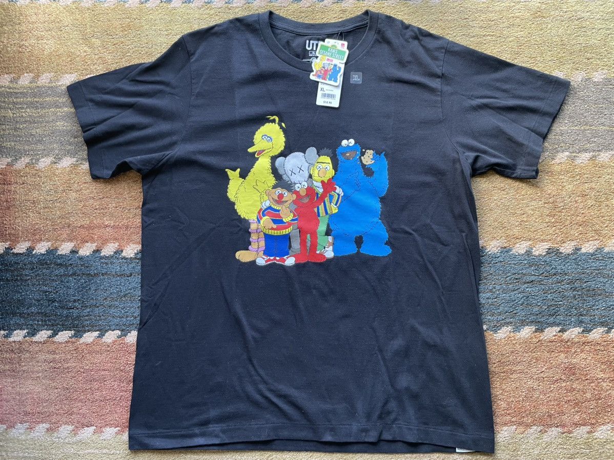Kaws × Uniqlo Sesame Street Group #2 Tee Black XL Size US XL / EU 56 / 4 - 1 Thumbnail