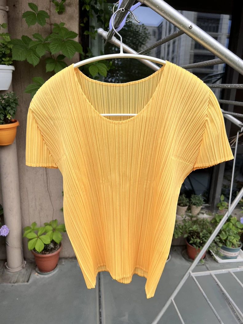 Issey Miyake Issey Miyake size:3 Light yellow pleated short-sleeved shi Size S / US 4 / IT 40 - 2 Thumbnail