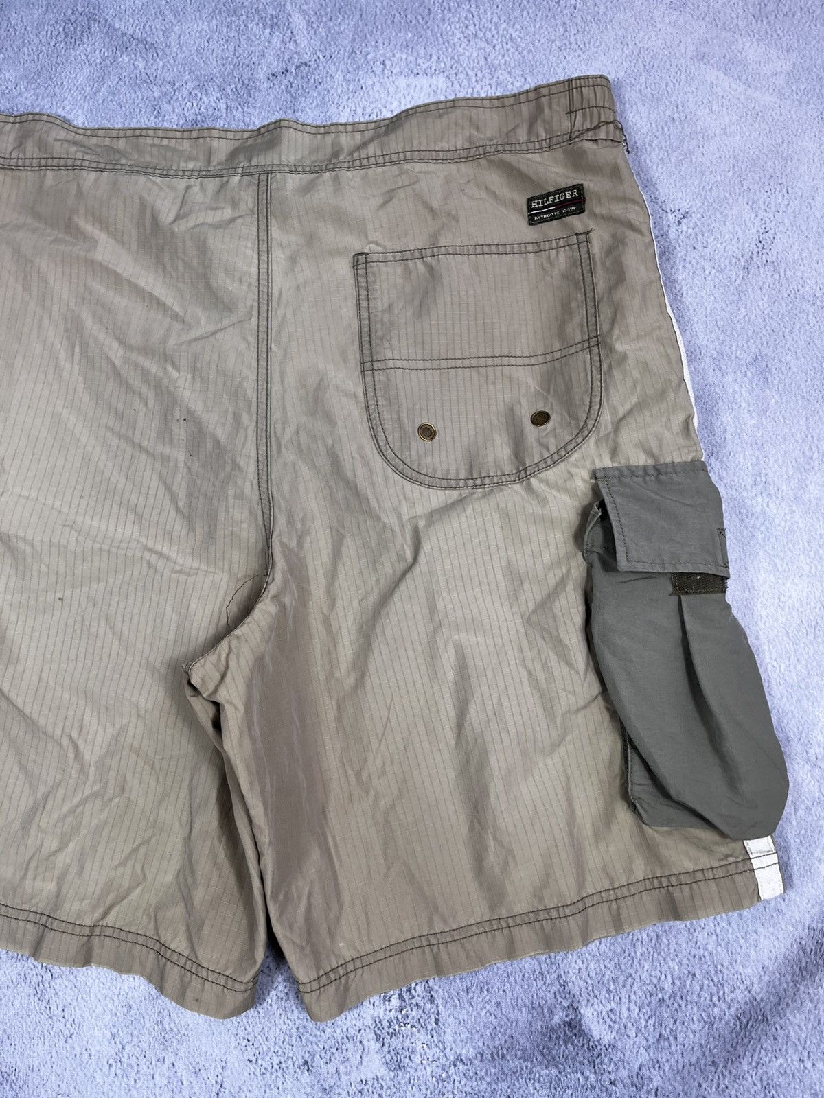 Tommy Hilfiger Vintage Tommy Hilfiger nylon shorts streetwear Y2K style L Size US 34 / EU 50 - 11 Thumbnail