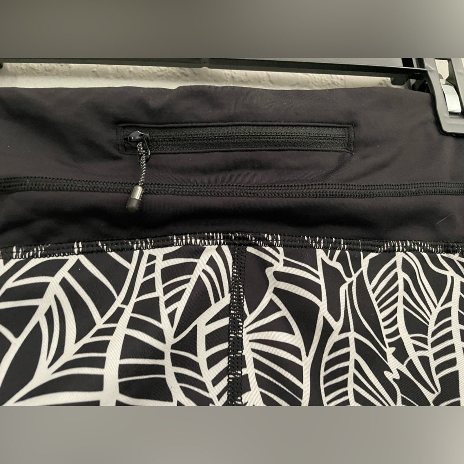 Lululemon Lululemon Black and Gray patterned tights - size 8 Size 30" / US 8 / IT 44 - 5 Thumbnail