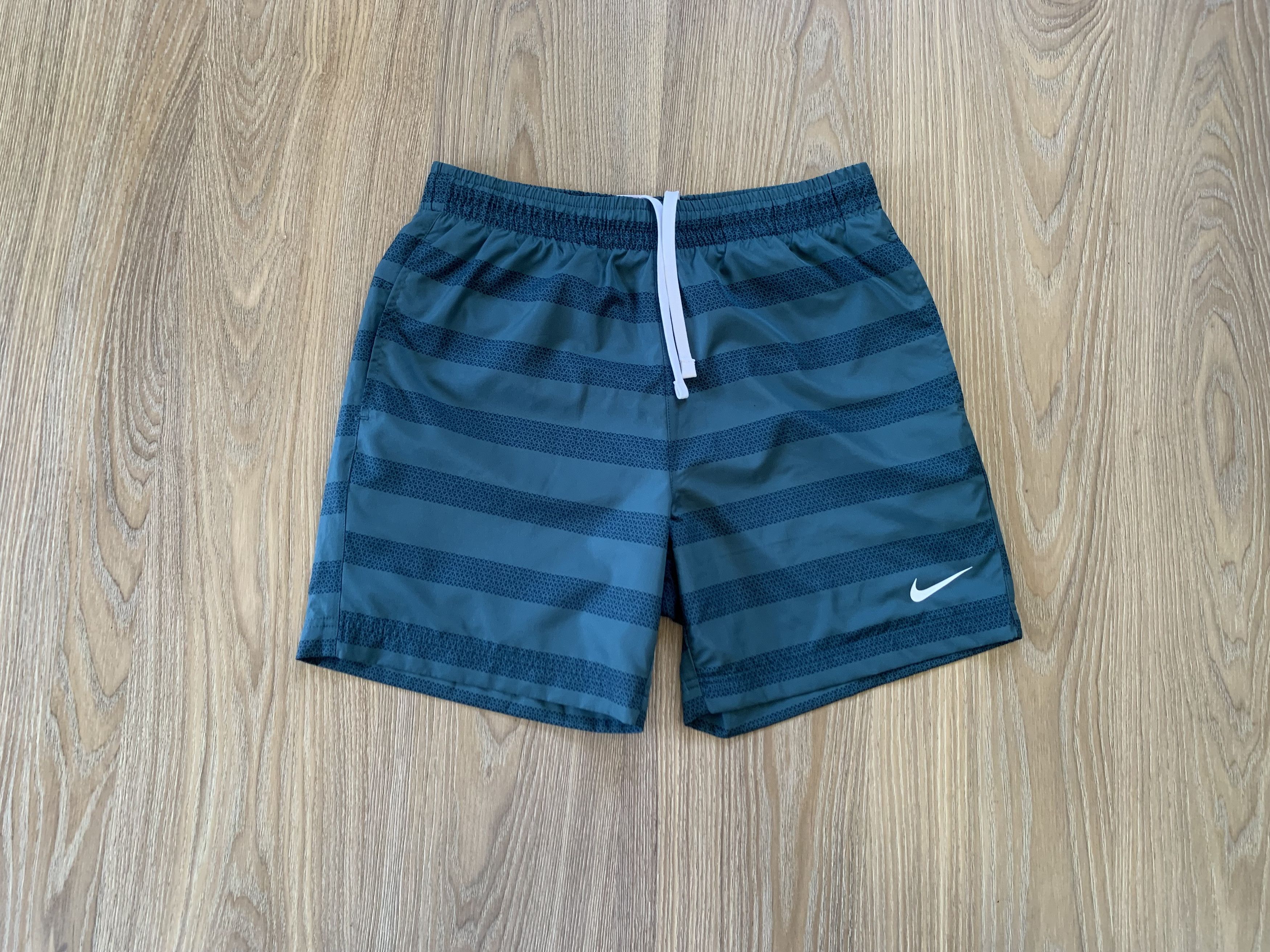 Nike Nike Mens Stripe Beach Swim Shorts Size US 30 / EU 46 - 1 Thumbnail