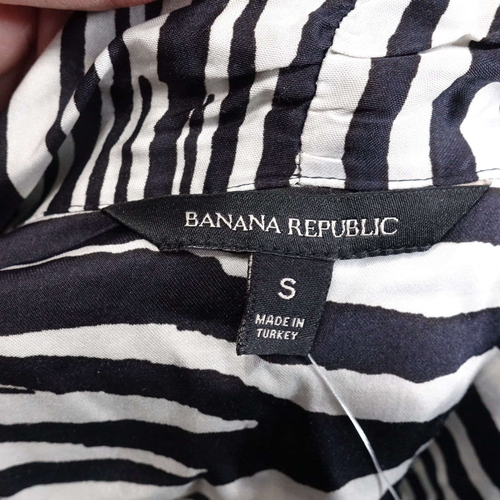 Banana Republic Banana Republic Blouse Womens Small Black White Zebra Stripe Long Sleeve Top Mens is incorrect it should be Womens Size S / US 4 / IT 40 - 7 Thumbnail