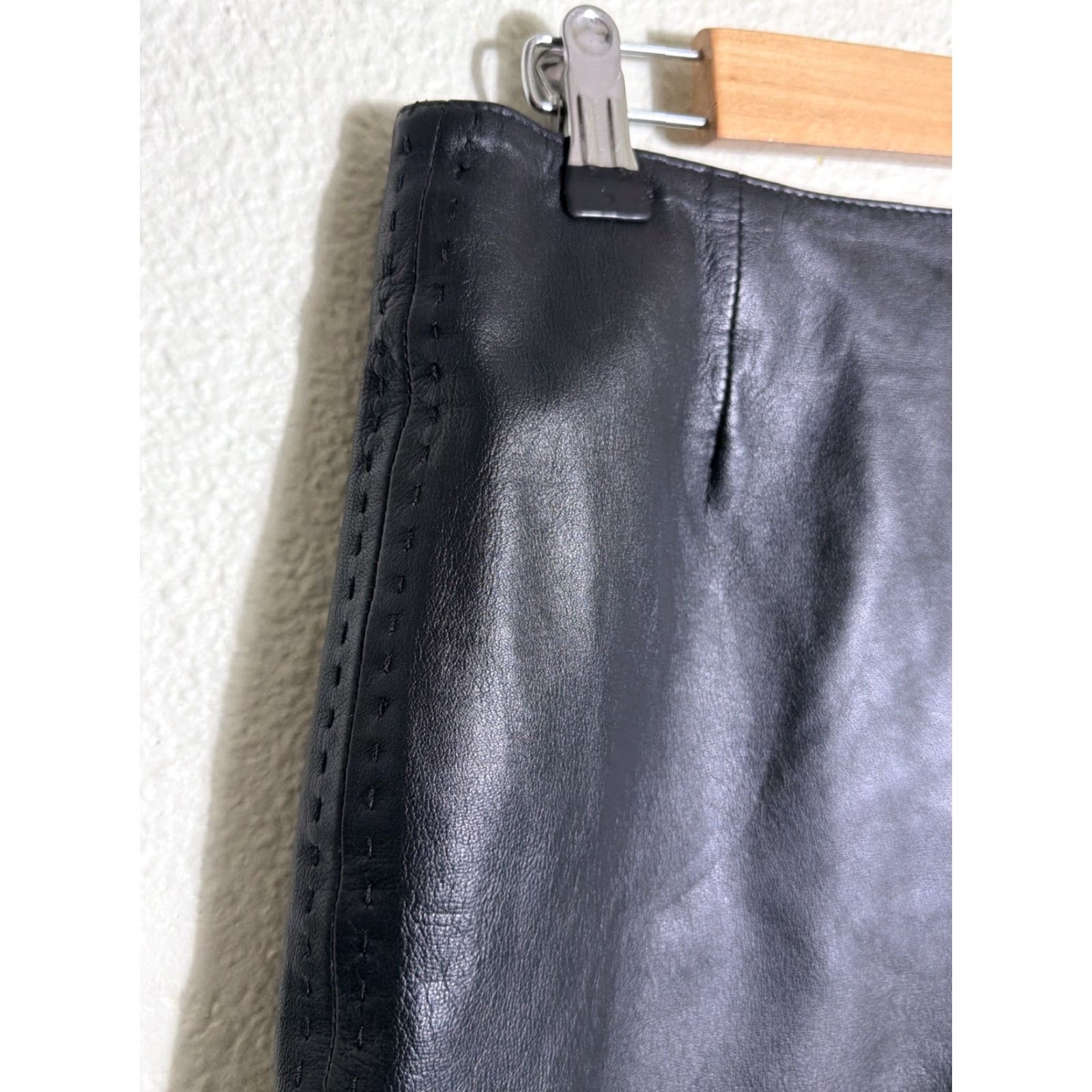 Vintage VINTAGE Y2K Casual Corner Women’s Skirt A-Line 6 Black Leather Knee Length Lined Flaw Scuff Size 28" / US 6 / IT 42 - 7 Thumbnail