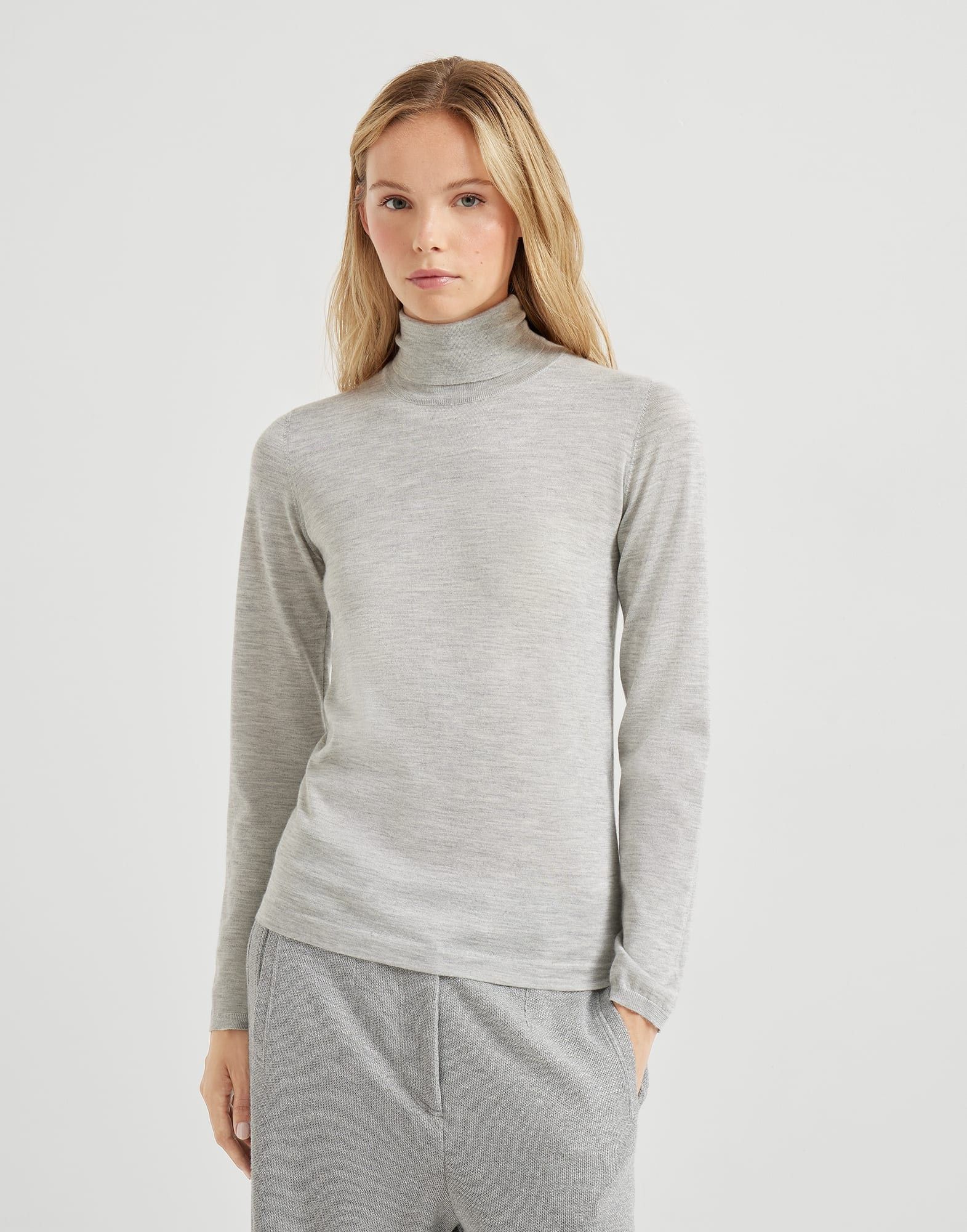 o1y0825 Turtleneck Cashmere Blend Sweater in Light Gray