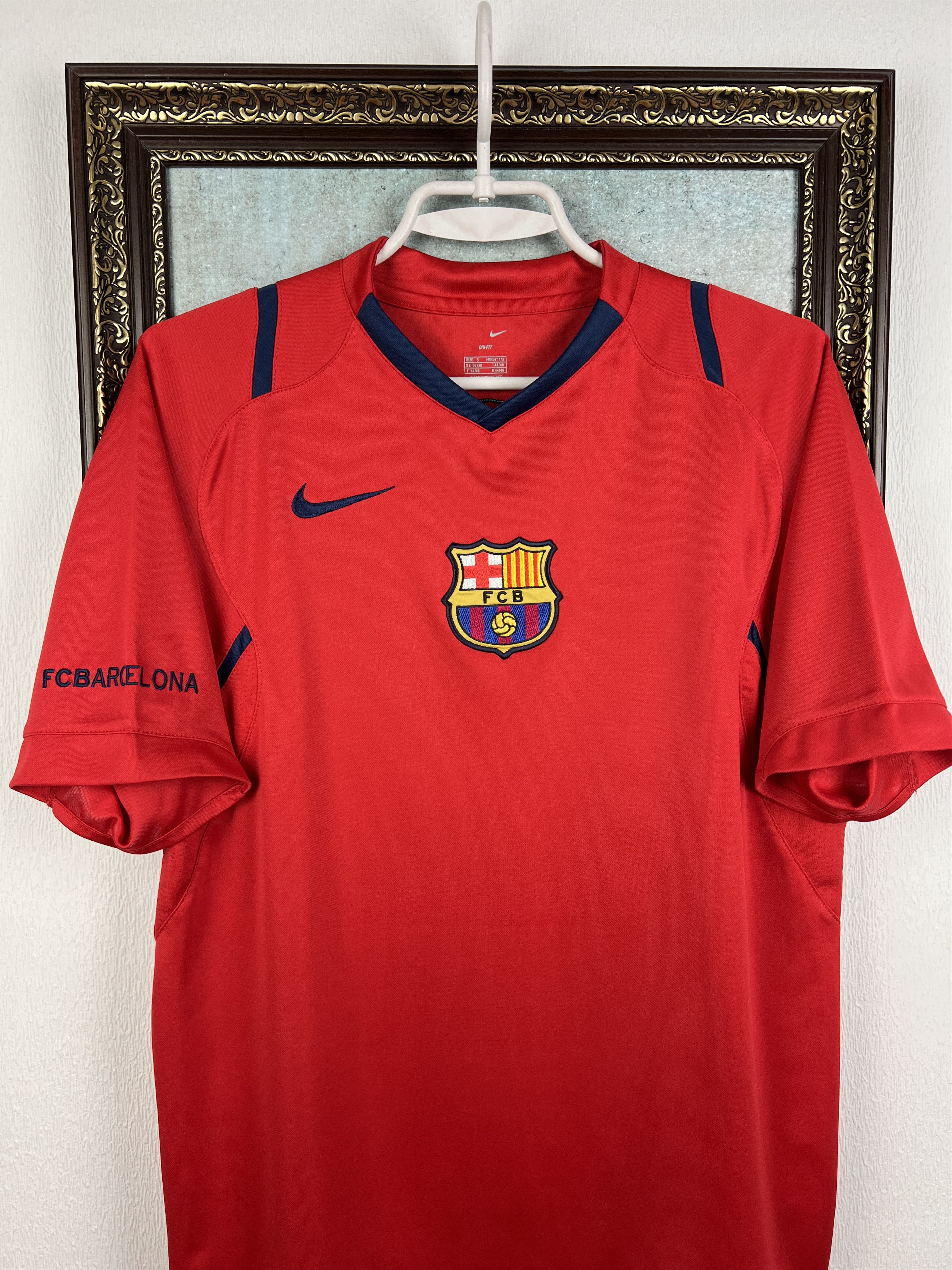 Nike Vintage Barcelona Train Shirt Soccer Jersey Trikot Camiseta Size US S / EU 44-46 / 1 - 2 Thumbnail