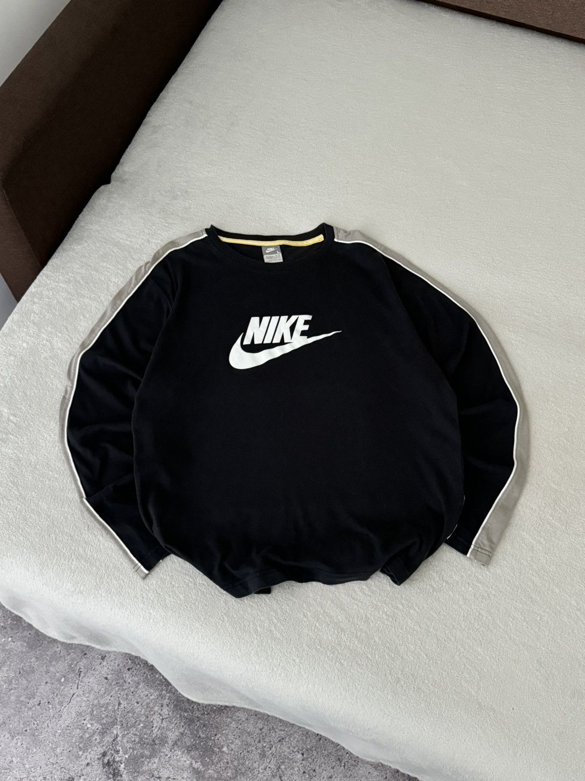 Nike Vintage Nike Y2K swoosh long sleeve sweatshir Size US L / EU 52-54 / 3 - 1 Thumbnail