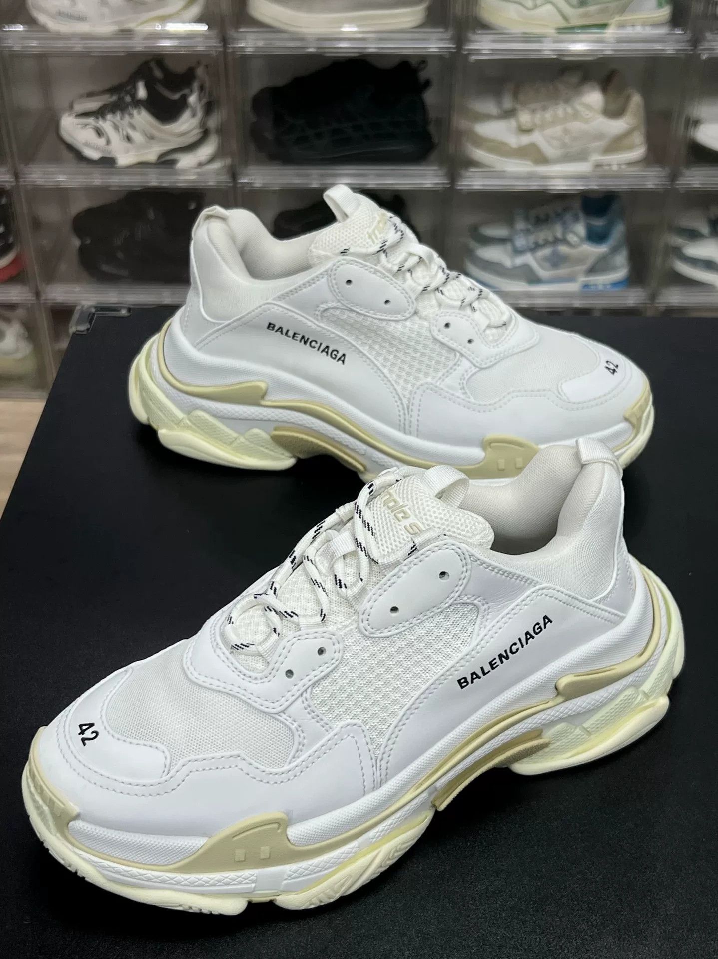 Balenciaga Balenciaga White Lowtop Sneakers 9 Men Size US 9 / EU 42 - 1 Thumbnail