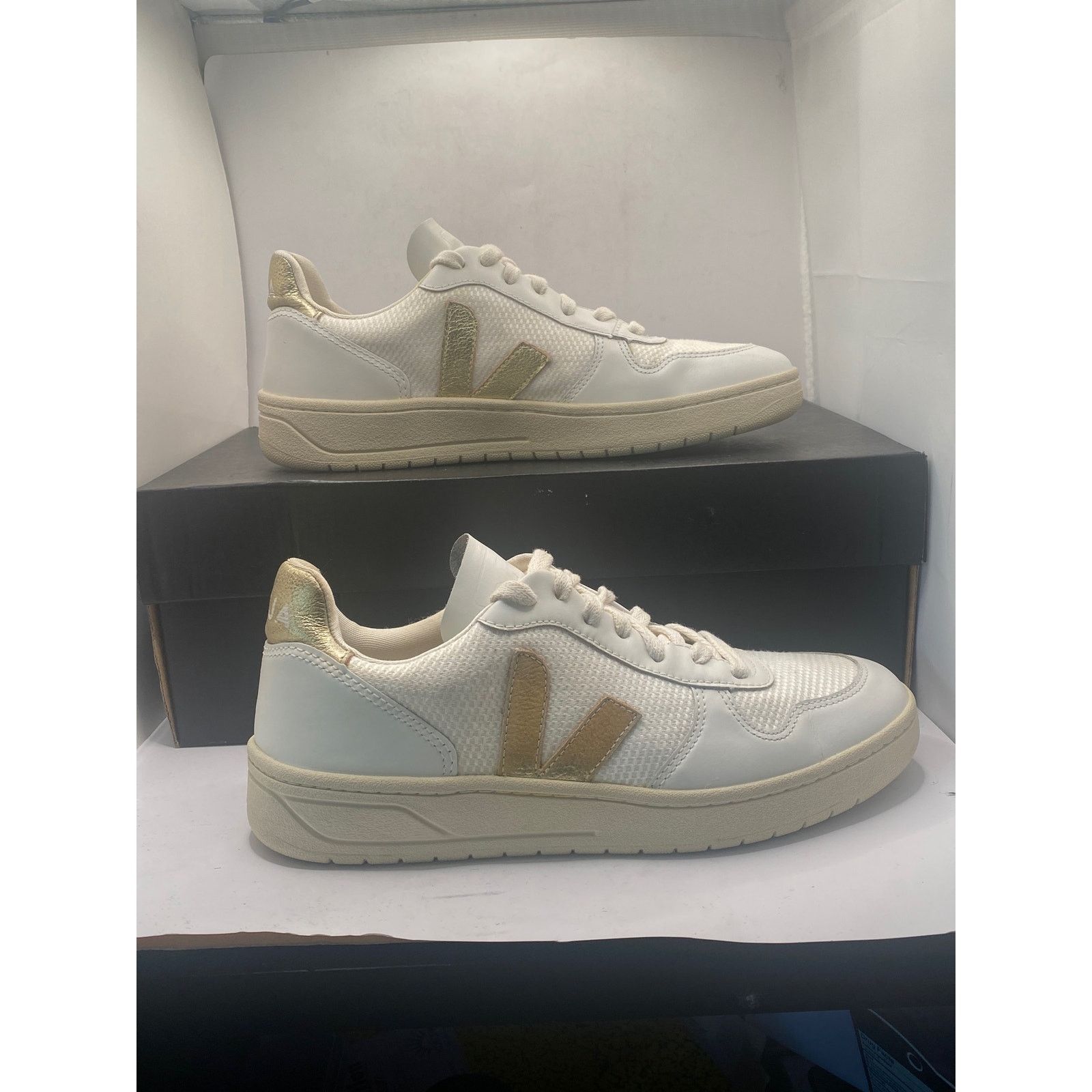 VEJA V-10 Bicolor Metallic Low-Top Sneakers Size 9