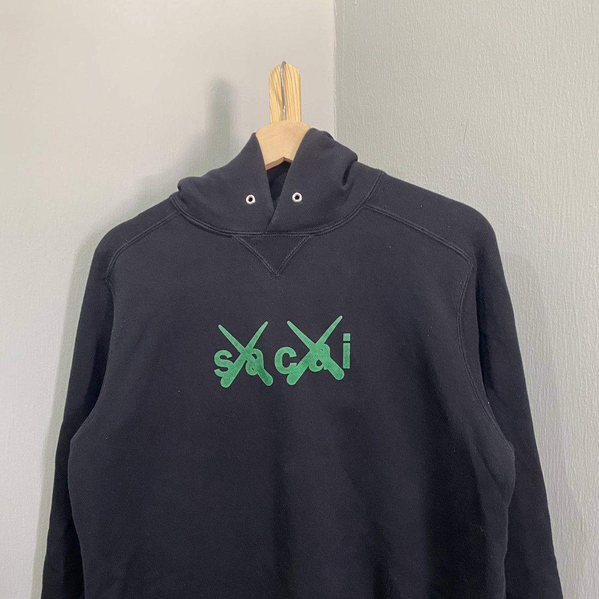 Kaws Sacai x KAWS FW21 Flock Print Logo Hoodie Black/Green Size US L / EU 52-54 / 3 - 3 Thumbnail