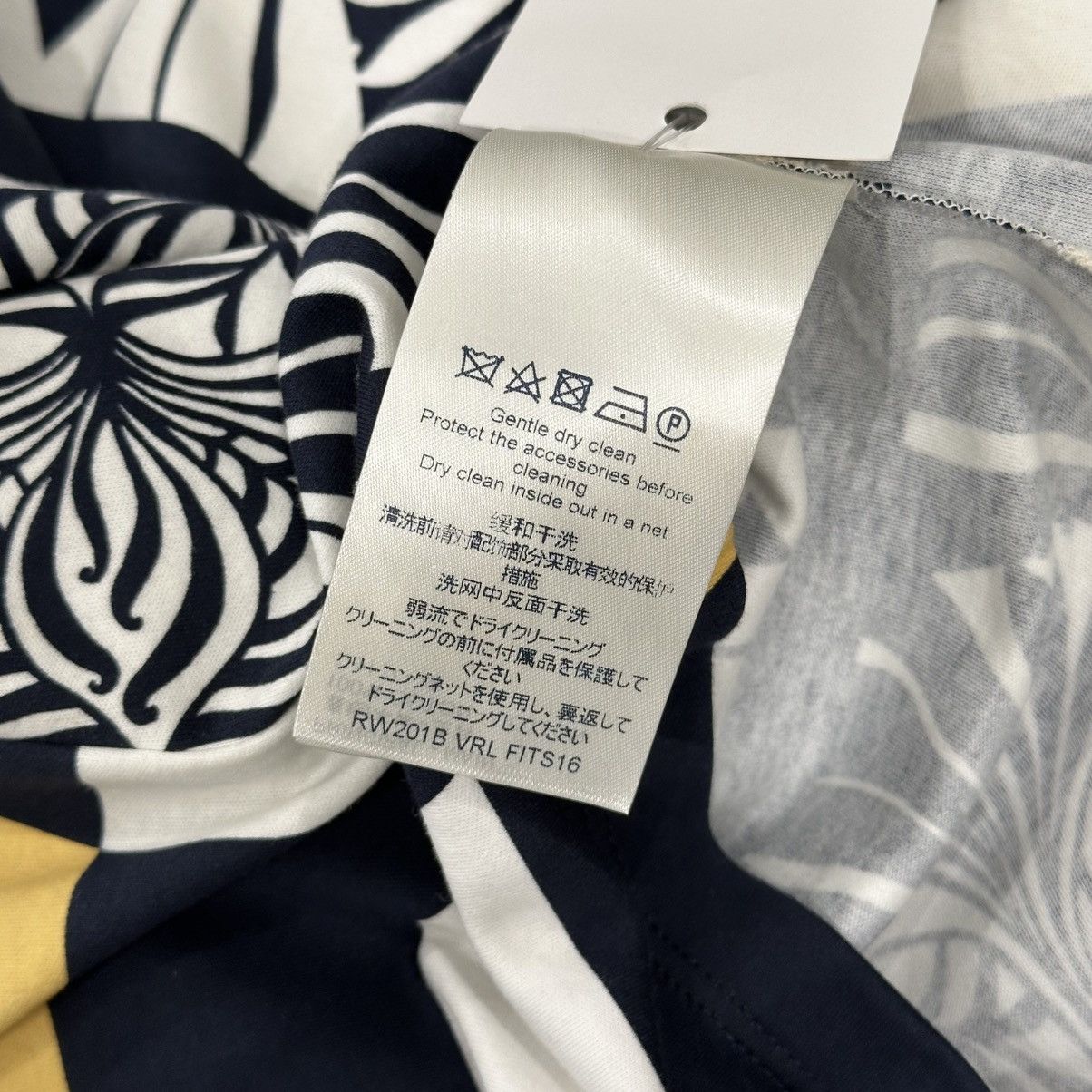 Louis Vuitton NWT LOUIS VUITTON MULTI PRINT T SHIRT SIZE XS Size XS / US 0-2 / IT 36-38 - 8 Thumbnail