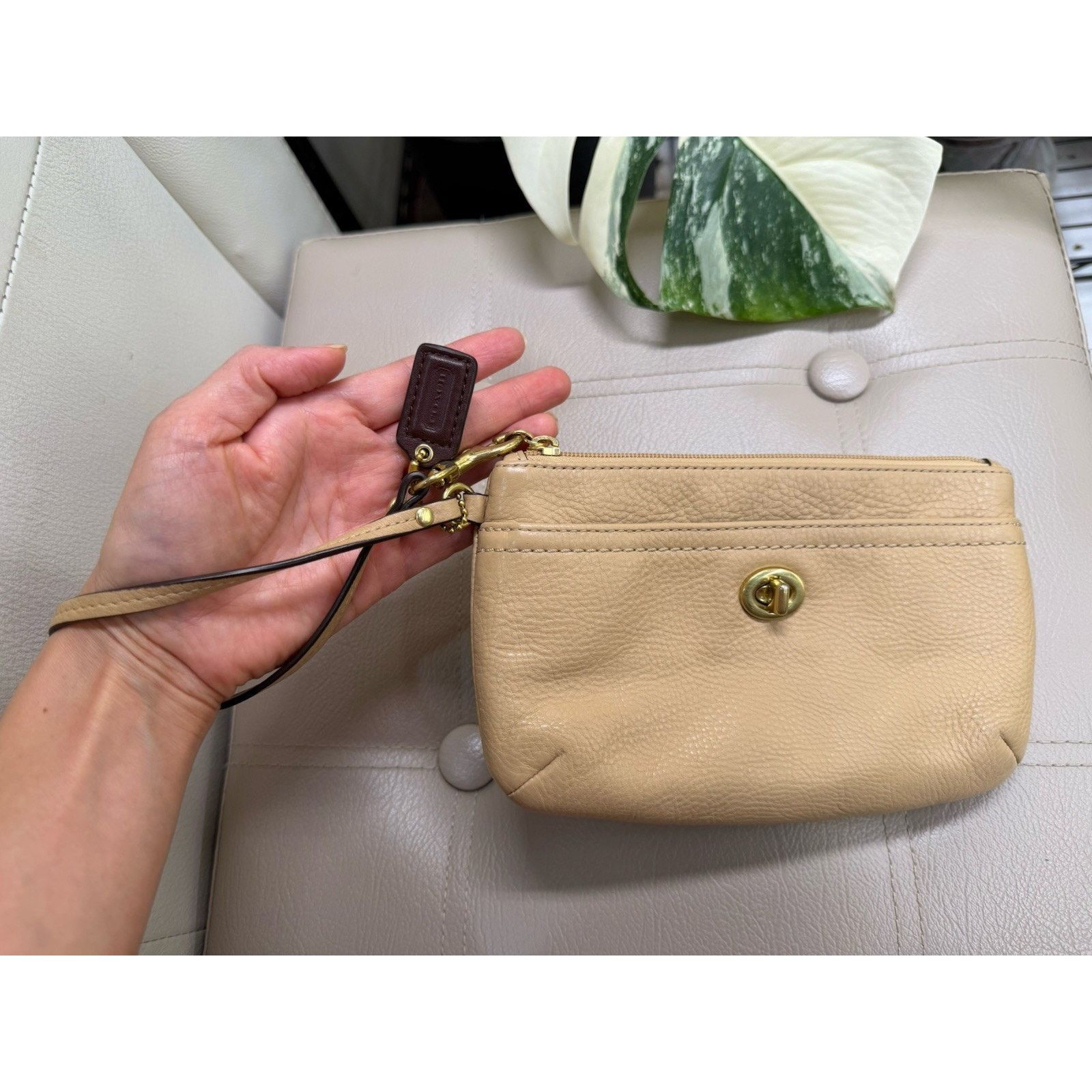 Coach Coach Biege Pebbled Leather Turn Lock Pocket Wristlet VGUC Size ONE SIZE - 5 Thumbnail