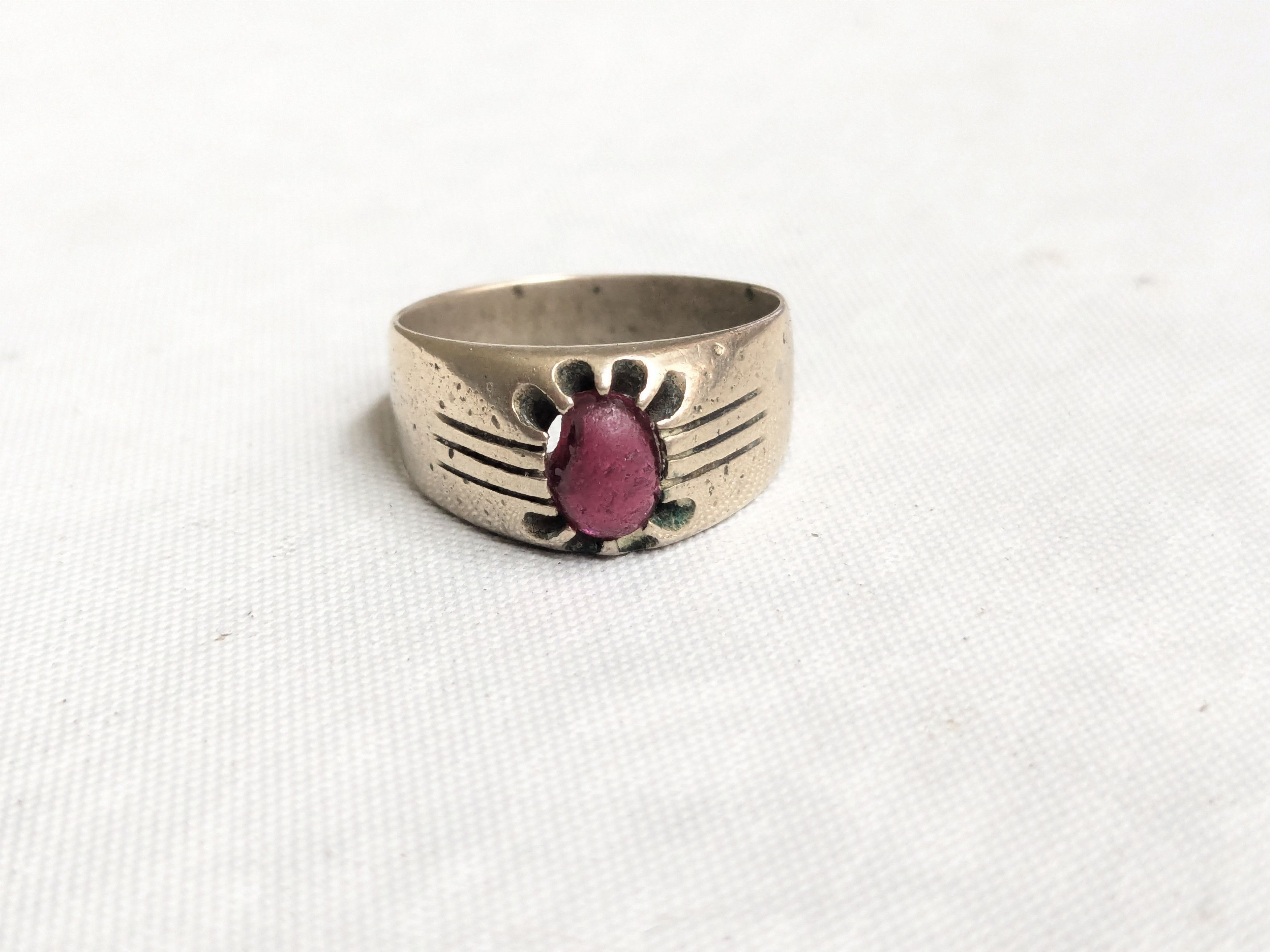 Jewelry Vintage Ring Red Glass Size 10.75 Size ONE SIZE - 4 Thumbnail