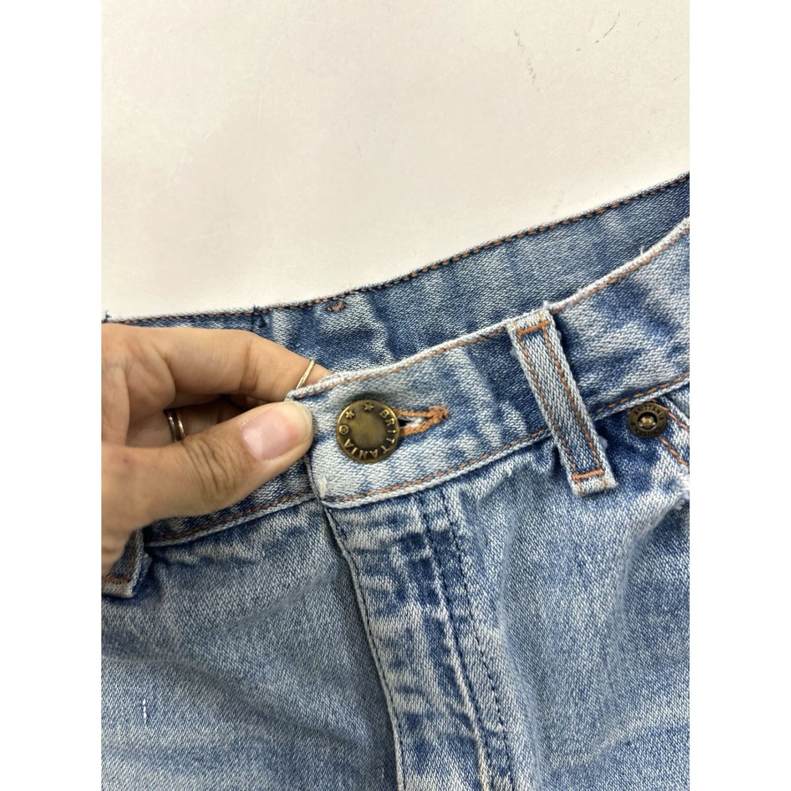 Vintage VINTAGE Brittania Jeans Women's 24 Blue Distressed Mom Medium Wash Womens Size 42" / US 20 - 6 Thumbnail
