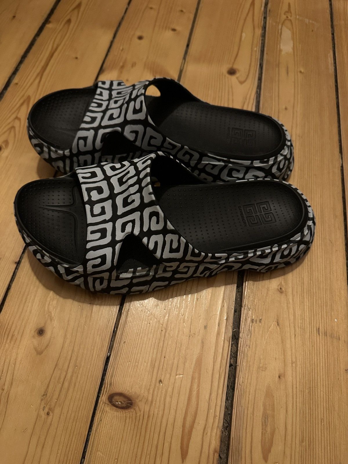 Chito × Givenchy Givenchy x Chito Marshmallow Sandals Graffiti Monogram Size US 10 / EU 43 - 2 Thumbnail