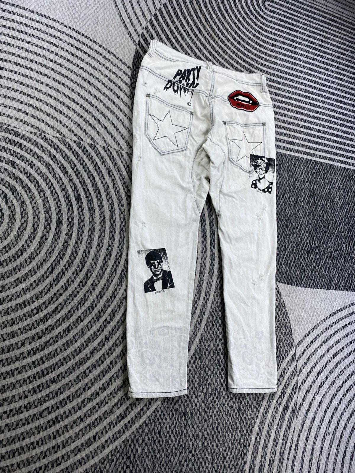 Worldwide Youth Vtg Worldwide Love Distressed Graphic Print Jeans Size US 31 - 5 Thumbnail