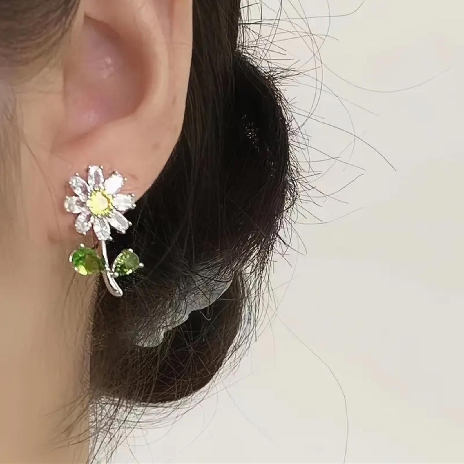 Designer Daisy Crystal Cz Diamond Earrings Size ONE SIZE - 2 Thumbnail