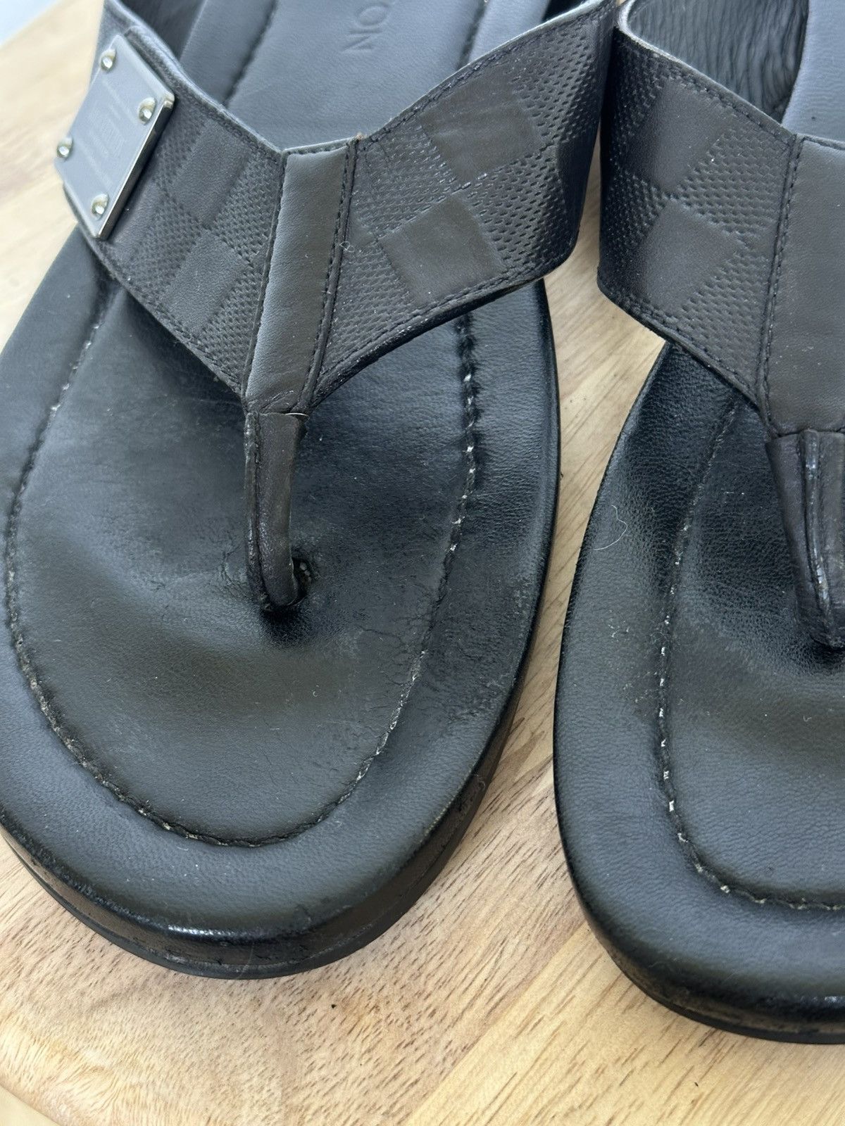 Designer × Louis Vuitton Louis Vuitton leather flip flops sandals metal logo Size US 7 / EU 40 - 7 Thumbnail