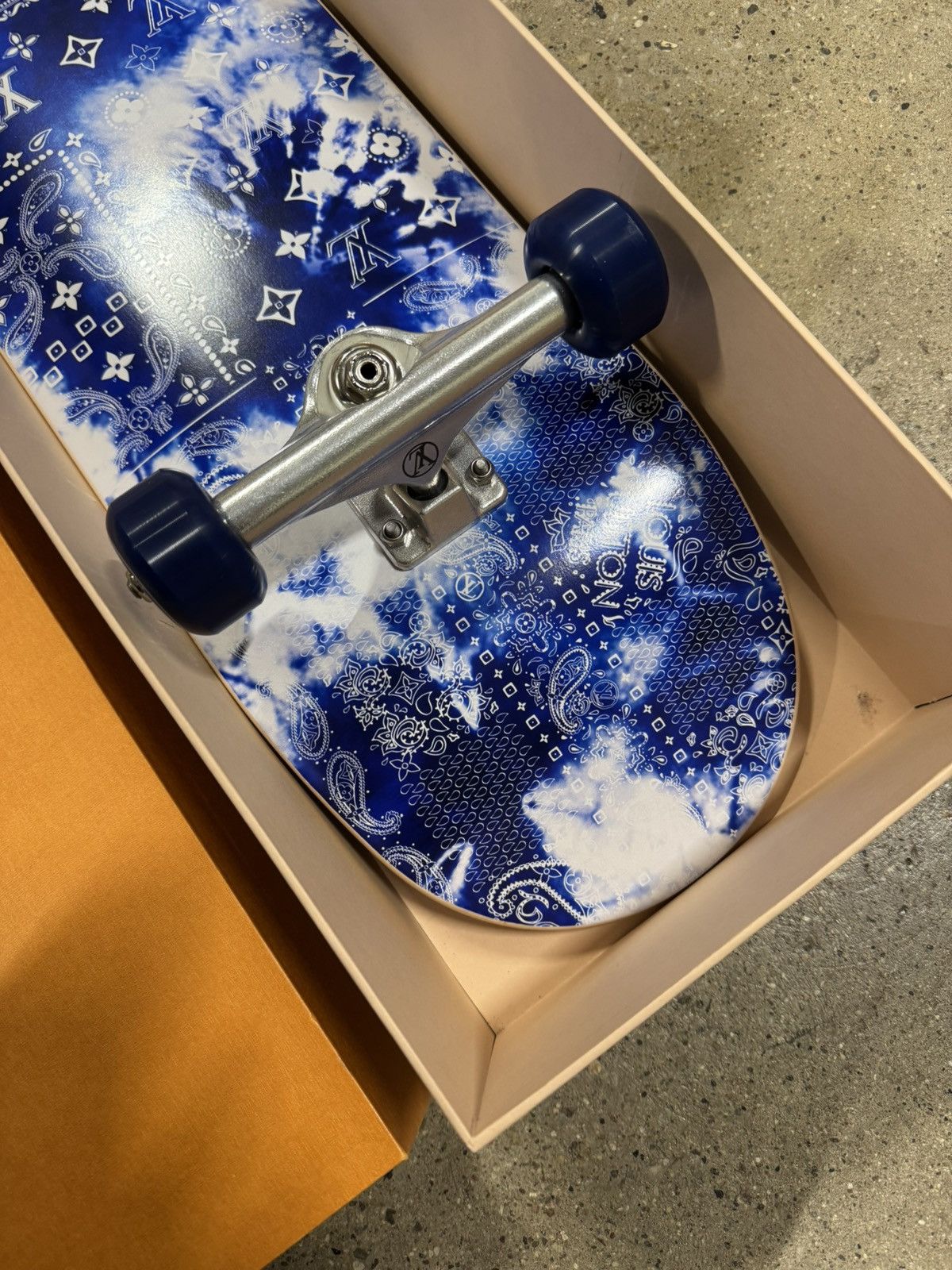 Louis Vuitton × Virgil Abloh Louis Vuitton Bandana Monogram Skateboard RARE NEW Size ONE SIZE - 6 Thumbnail