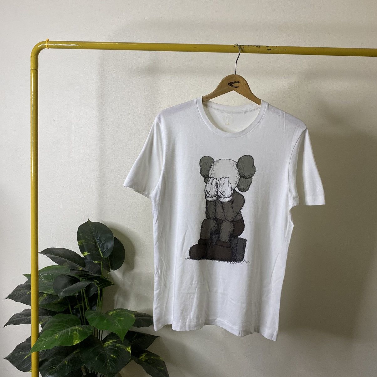 Kaws Kaws x Uniqlo UT Collaboration T Shirt Size US M / EU 48-50 / 2 - 1 Thumbnail