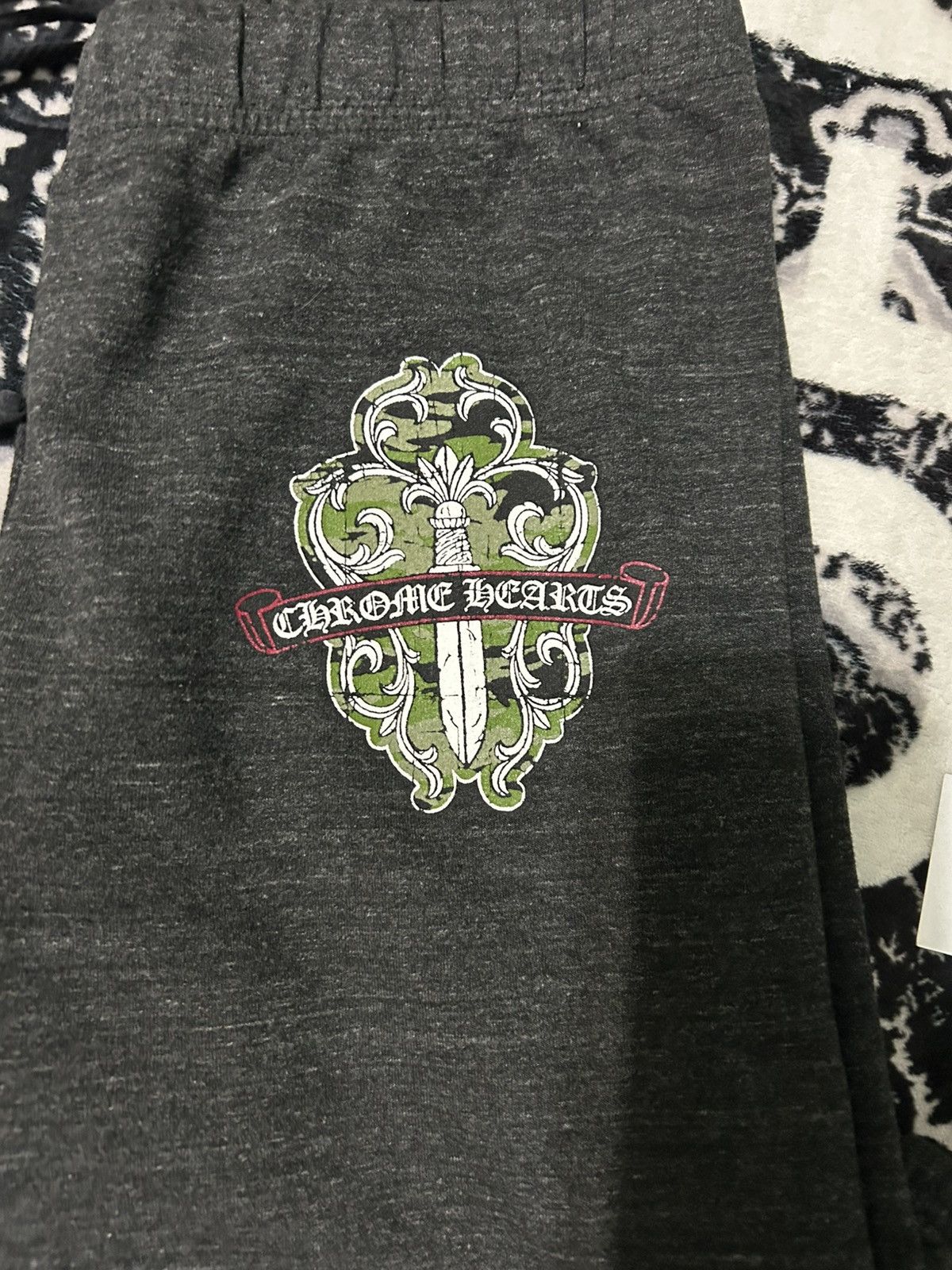Chrome Hearts Chrome Hearts Vineyard Dagger sweats size M Size US 34 / EU 50 - 2 Thumbnail