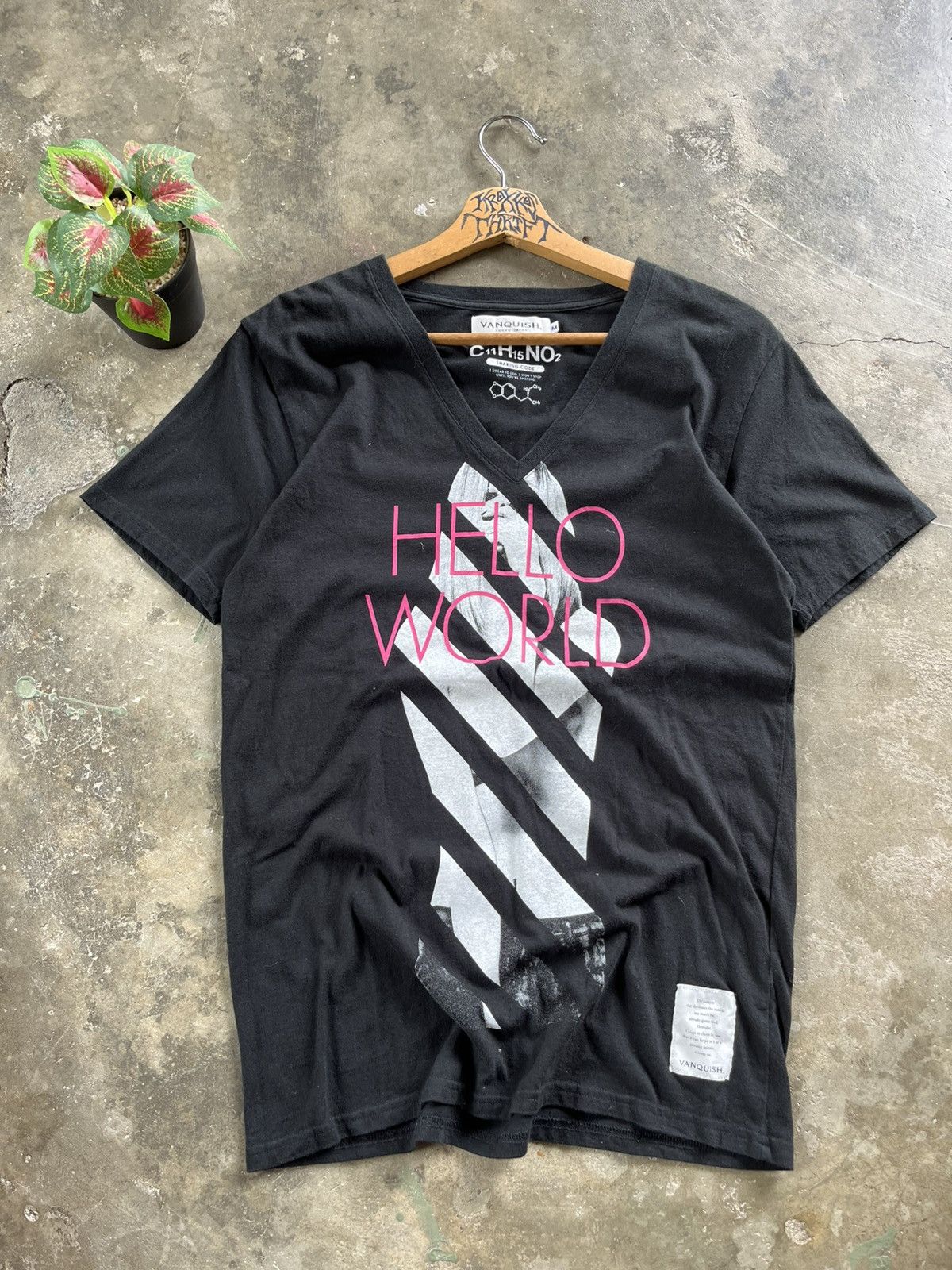Japanese Brand × Vanquish 🍊Vanquish Hello World Naked Girl Logo V Neck Tee Size M / US 6-8 / IT 42-44 - 1 Thumbnail