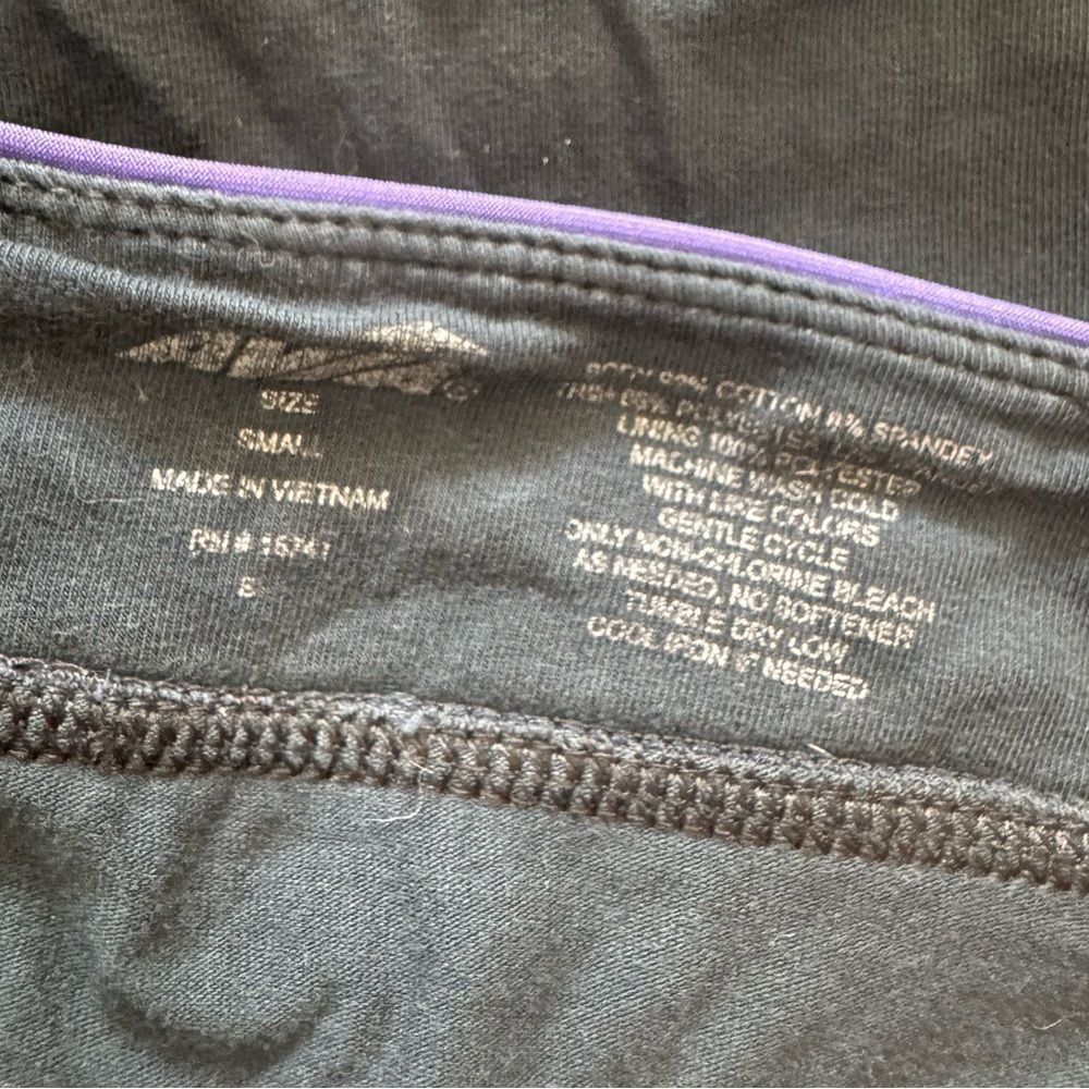 Avia Avía SZ S black cropped leggings with purple trim Size 27" / US 4 / IT 40 - 3 Thumbnail