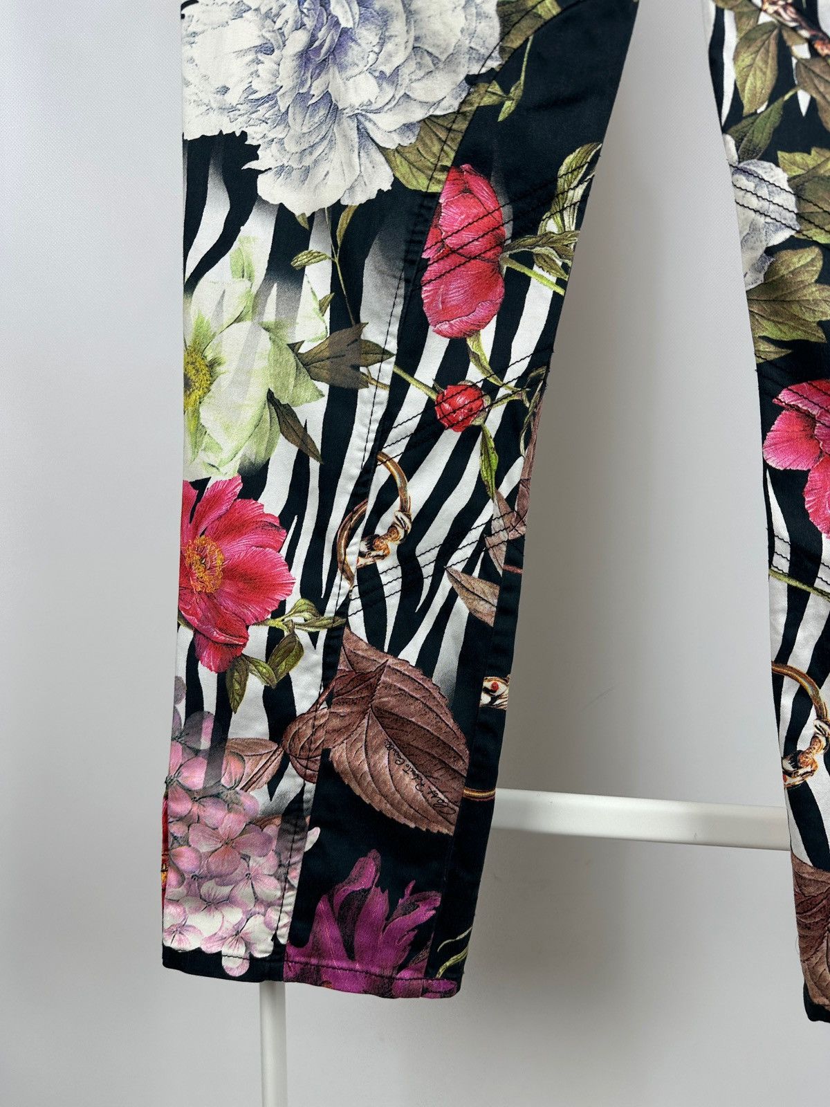 Roberto Cavalli Vintage Roberto Cavalli Class Floral Carpi Cropped Pants Size 32" / US 10 / IT 46 - 15 Thumbnail