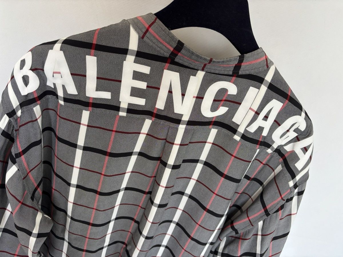 Balenciaga Balenciaga Back Logo Shirt Size US S / EU 44-46 / 1 - 7 Thumbnail